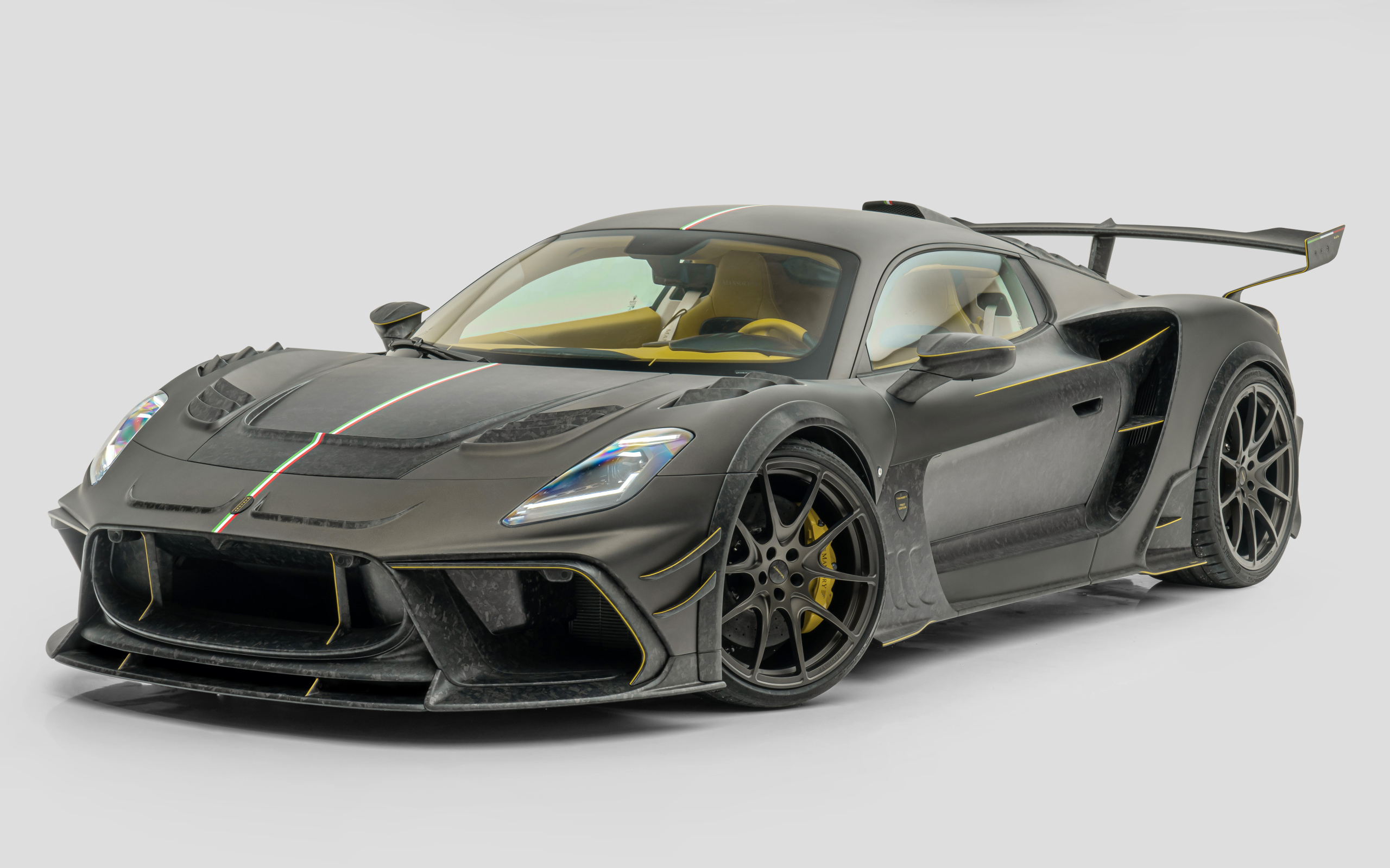 Автомобиль Mansory Maserati MC20 Coupé  на сером фоне