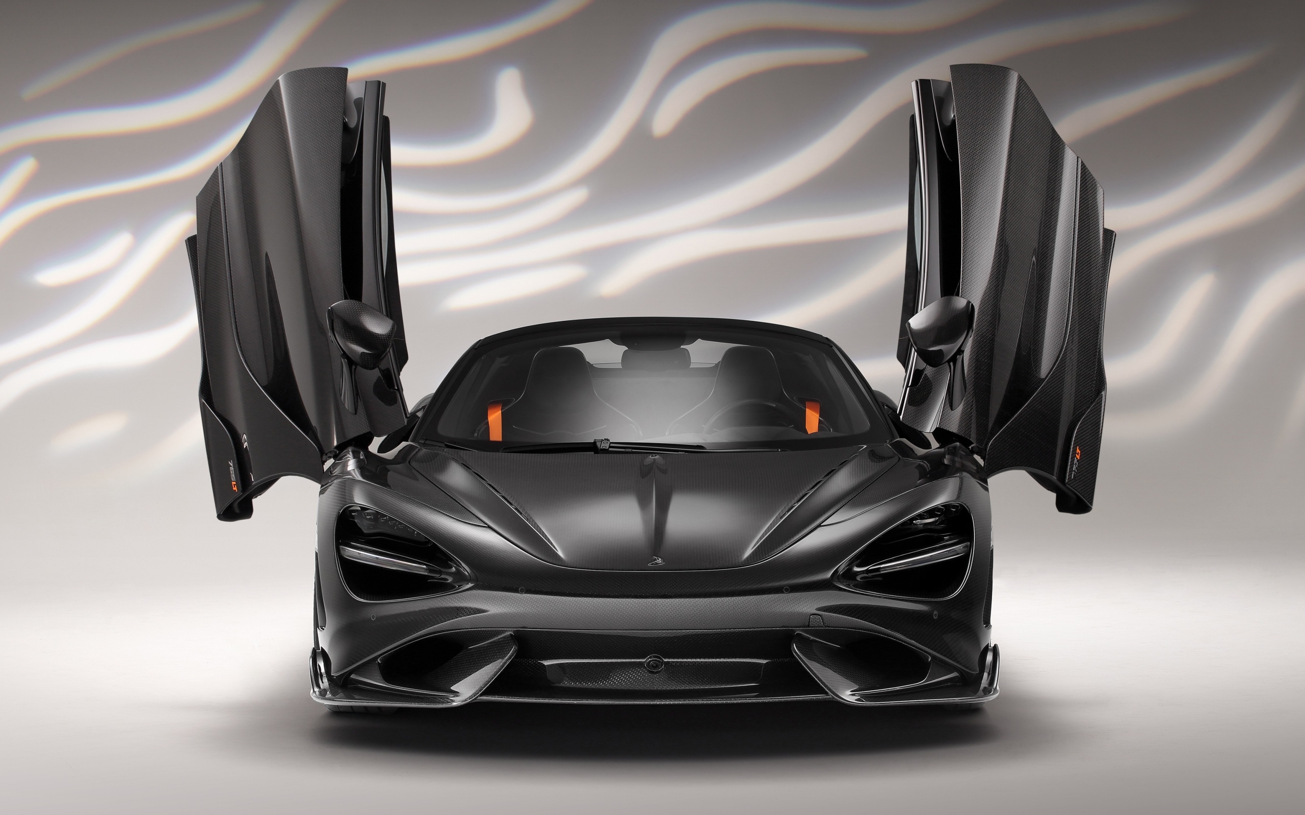 Черный McLaren 765LT Spider Carbon Edition с открытыми дверями
