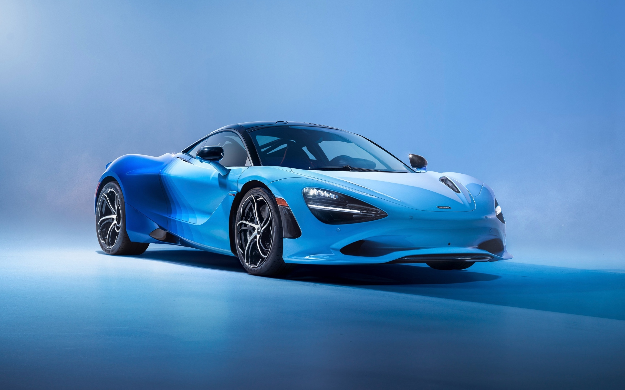 Синий автомобиль McLaren MSO 750S