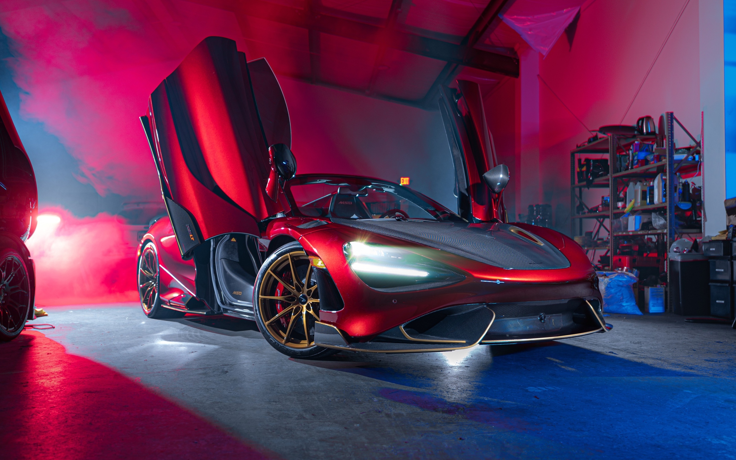 Автомобиль McLaren 765LT Spider с открытыми дверями