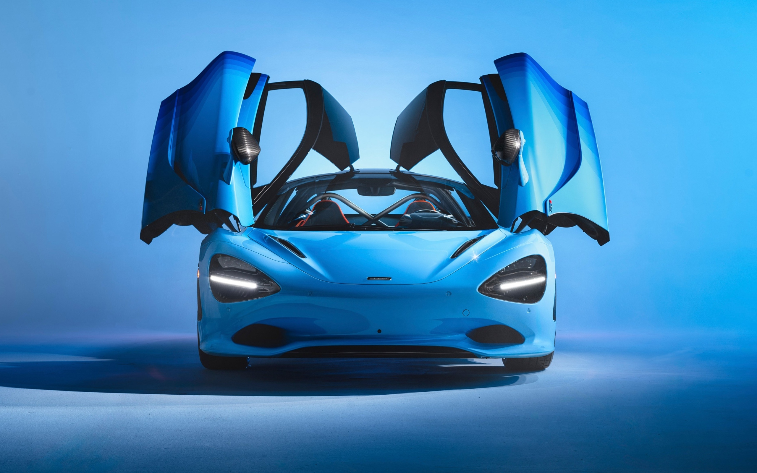 Автомобиль McLaren MSO 750S с открытыми дверями
