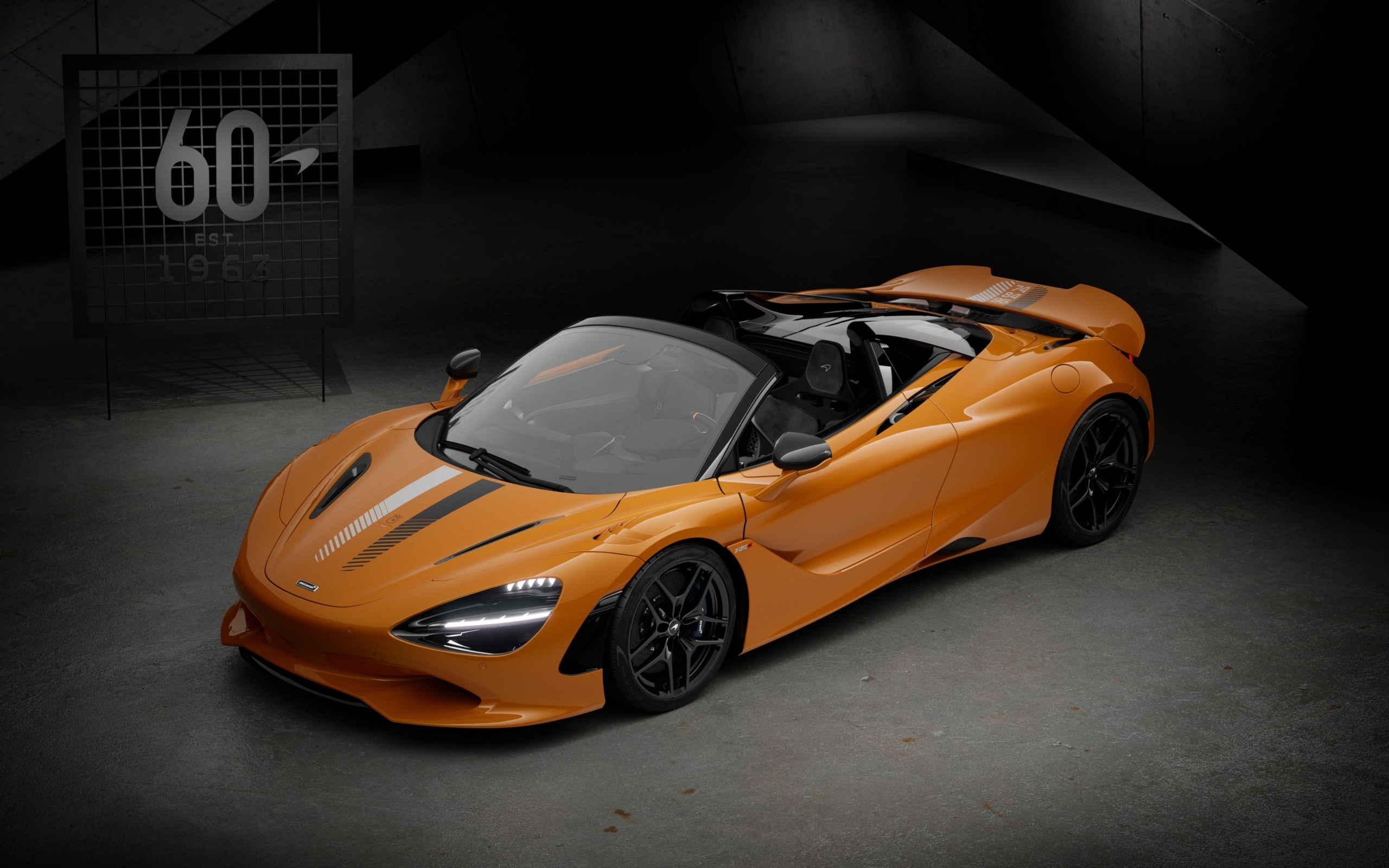 Оранжевый спорткар McLaren 750S 60th Anniversary Edition