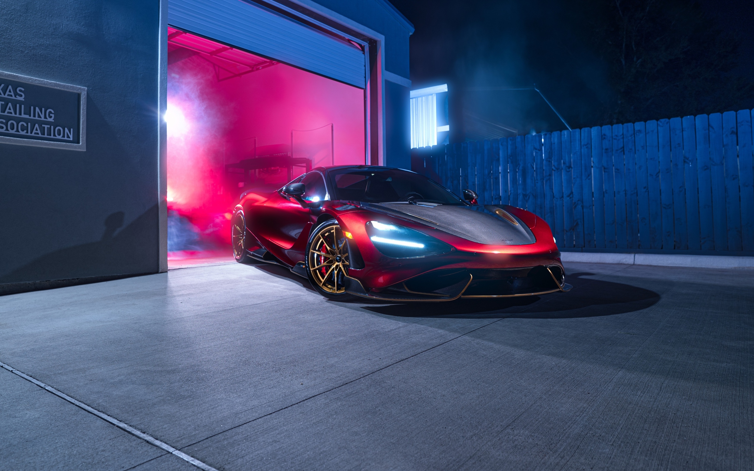 Красный  McLaren 765LT Spider у гаража