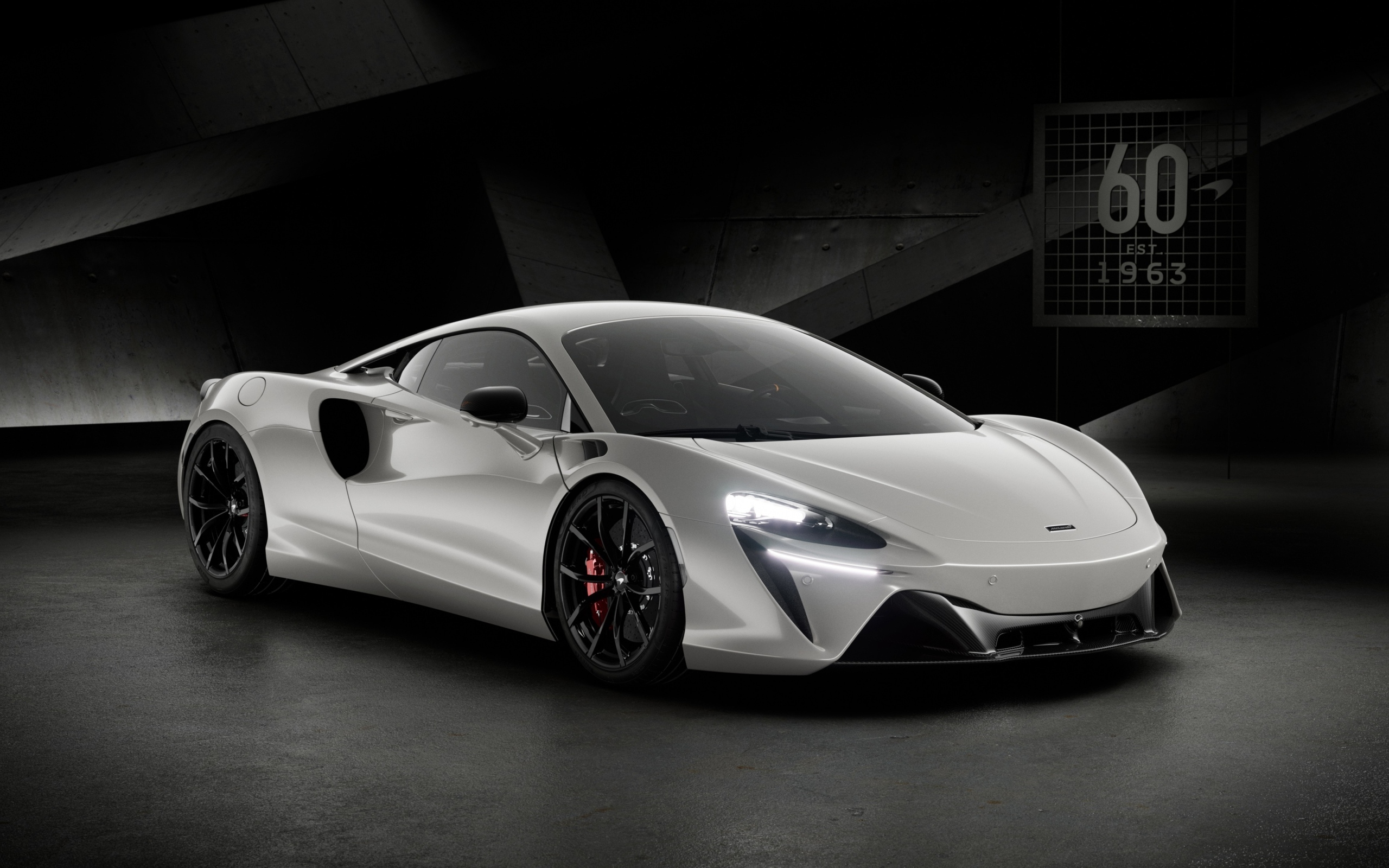 Серебристый автомобиль McLaren Artura 60th Anniversary Edition