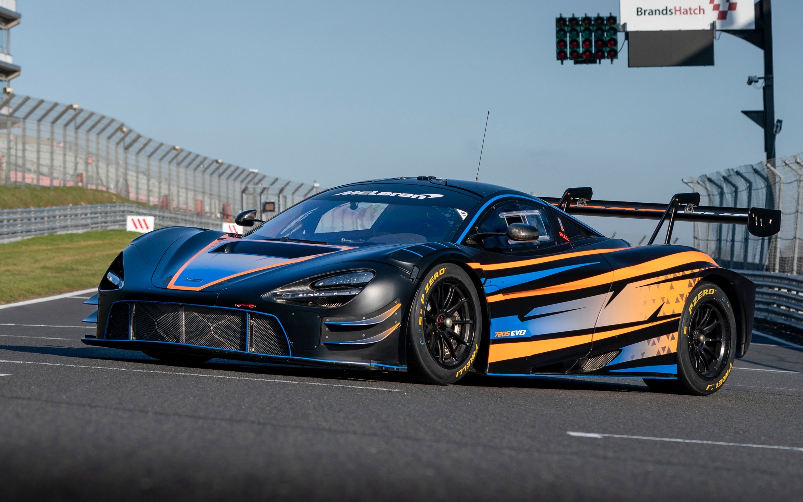 Спортивный автомобиль McLaren 720S GT3 Evo