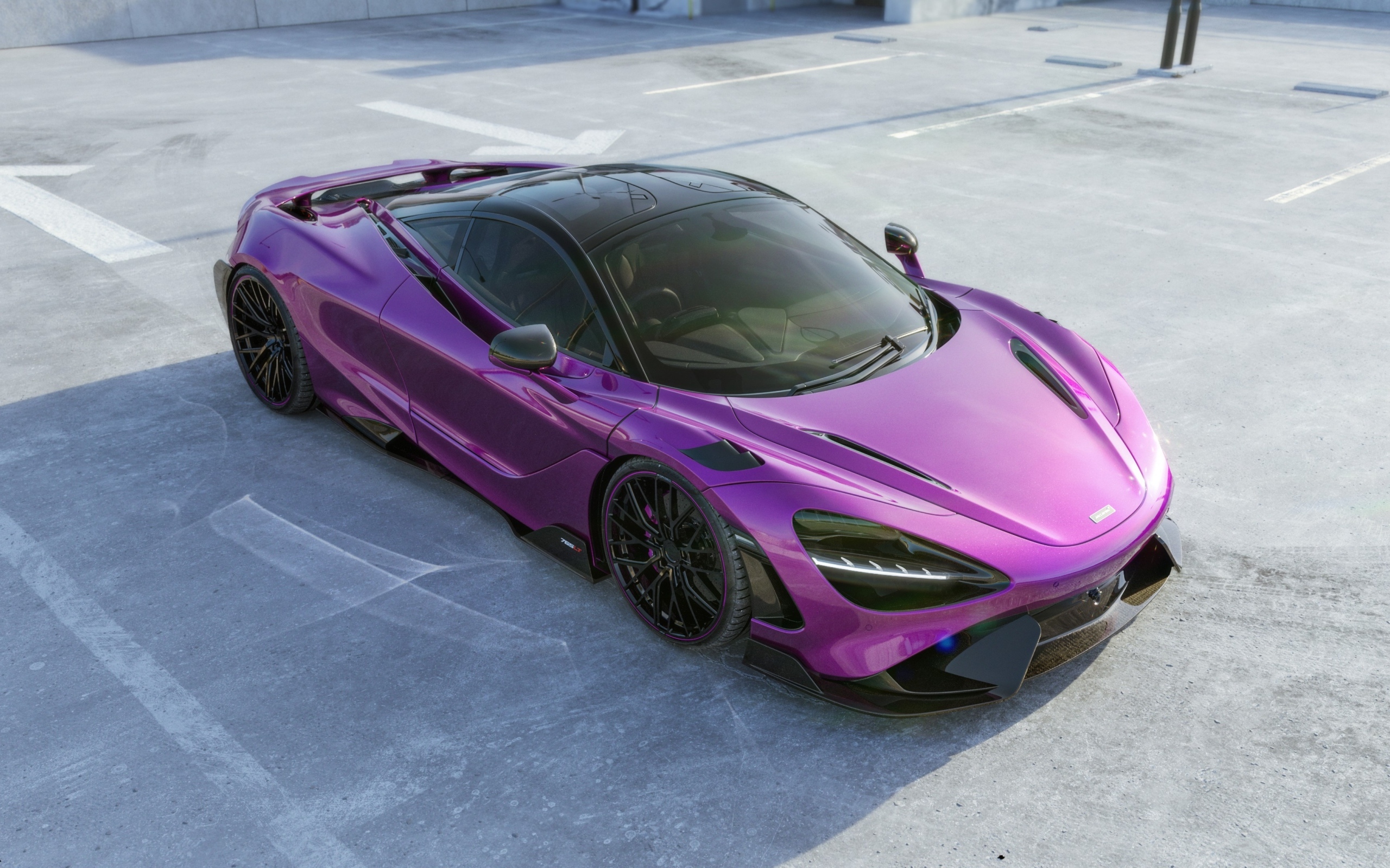 Вид сверху на сиреневый автомобиль McLaren 765LT