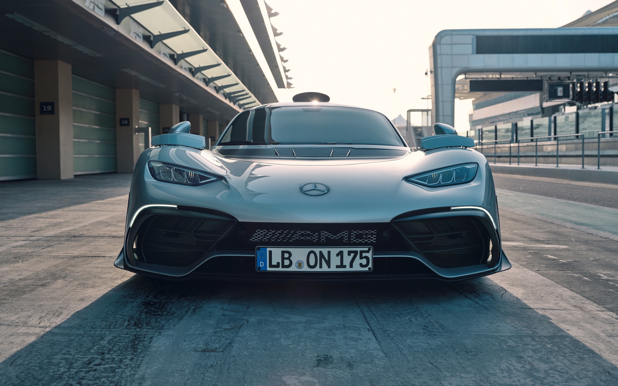 Спортивный автомобиль Mercedes-AMG ONE 2022 года