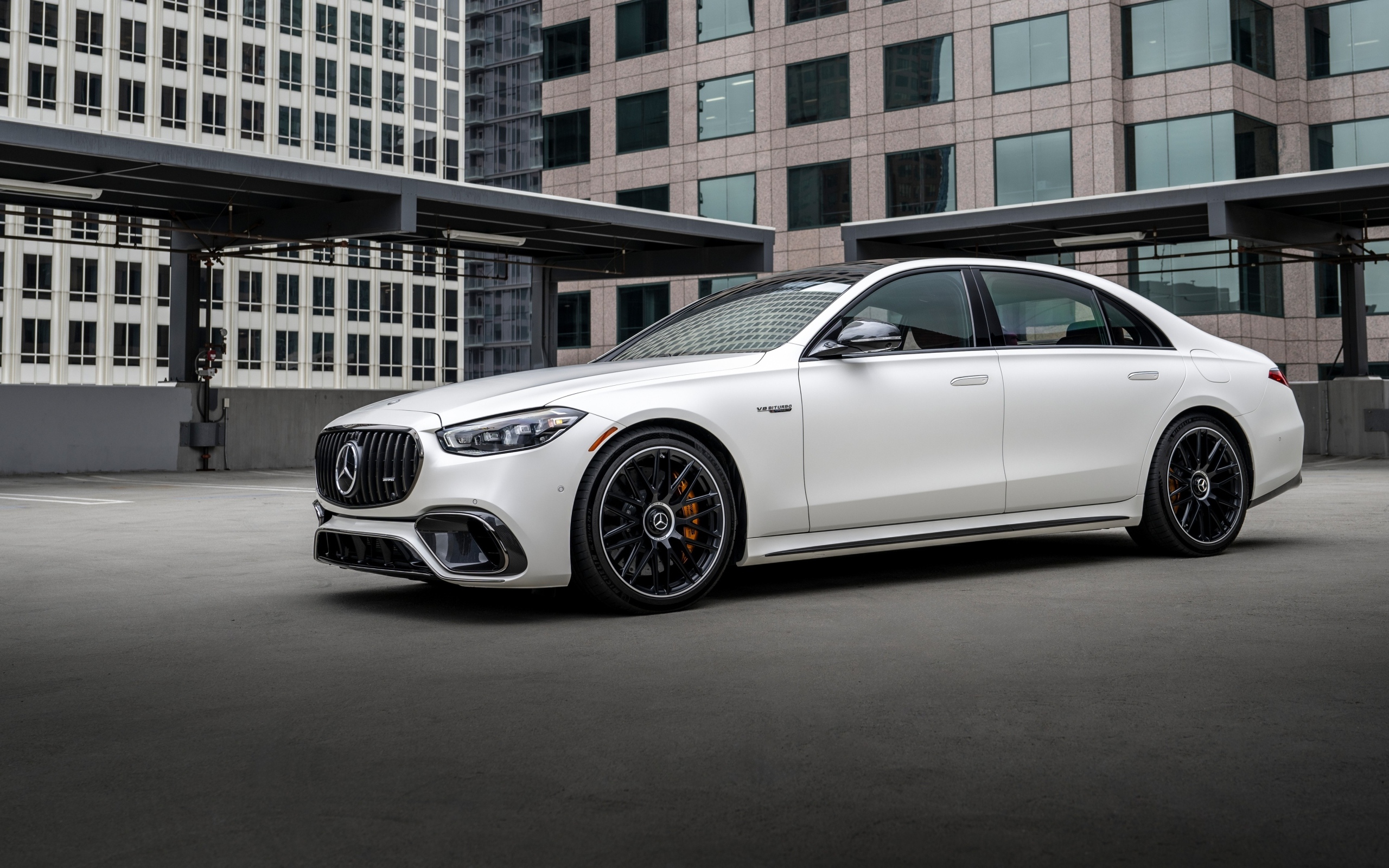 Автомобиль Mercedes-AMG S 63 E Performance 2024 года у здания