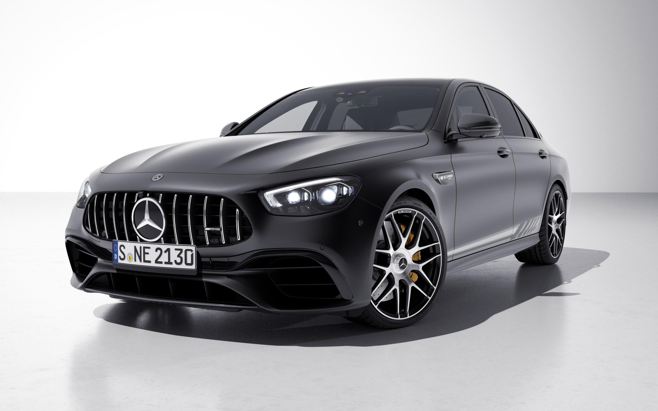 Черный автомобиль Mercedes-AMG E 63 S 4MATIC+