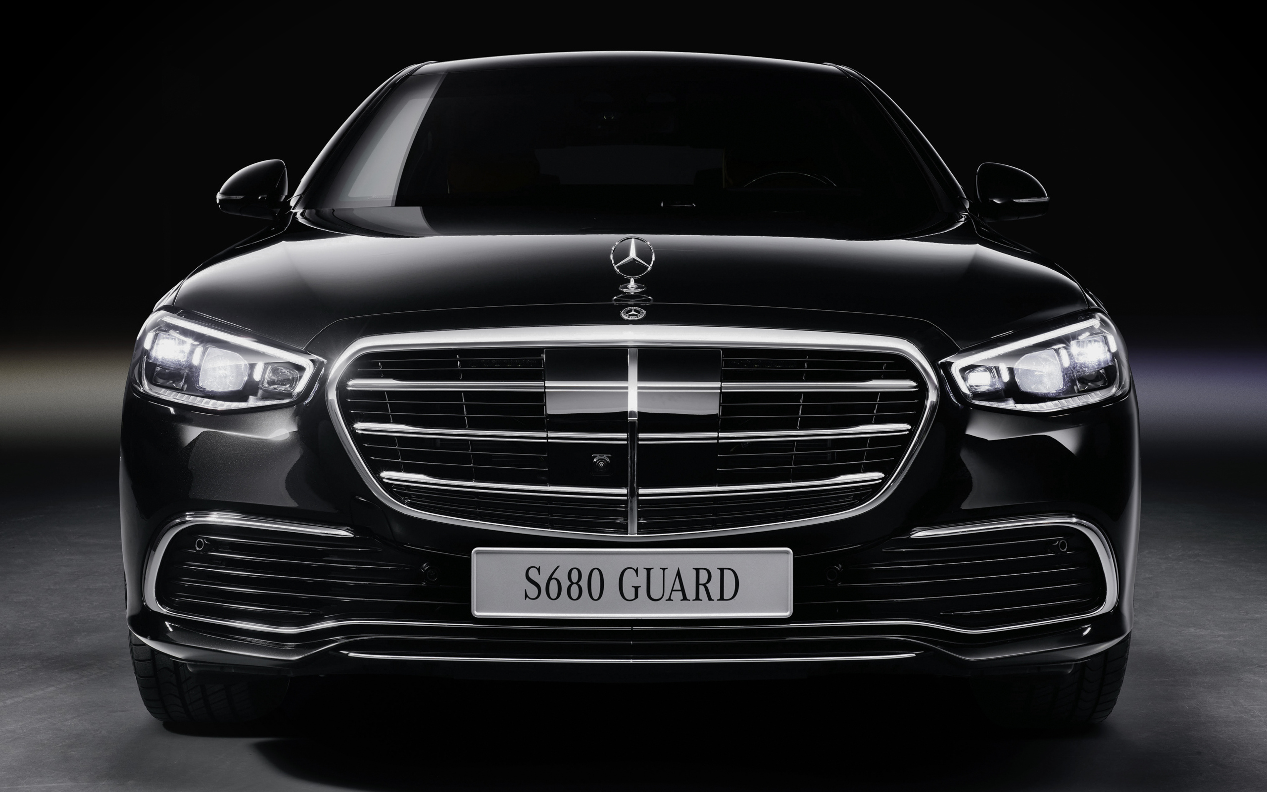 Черный Mercedes-Benz S 680 Guard 4MATIC вид спереди 
