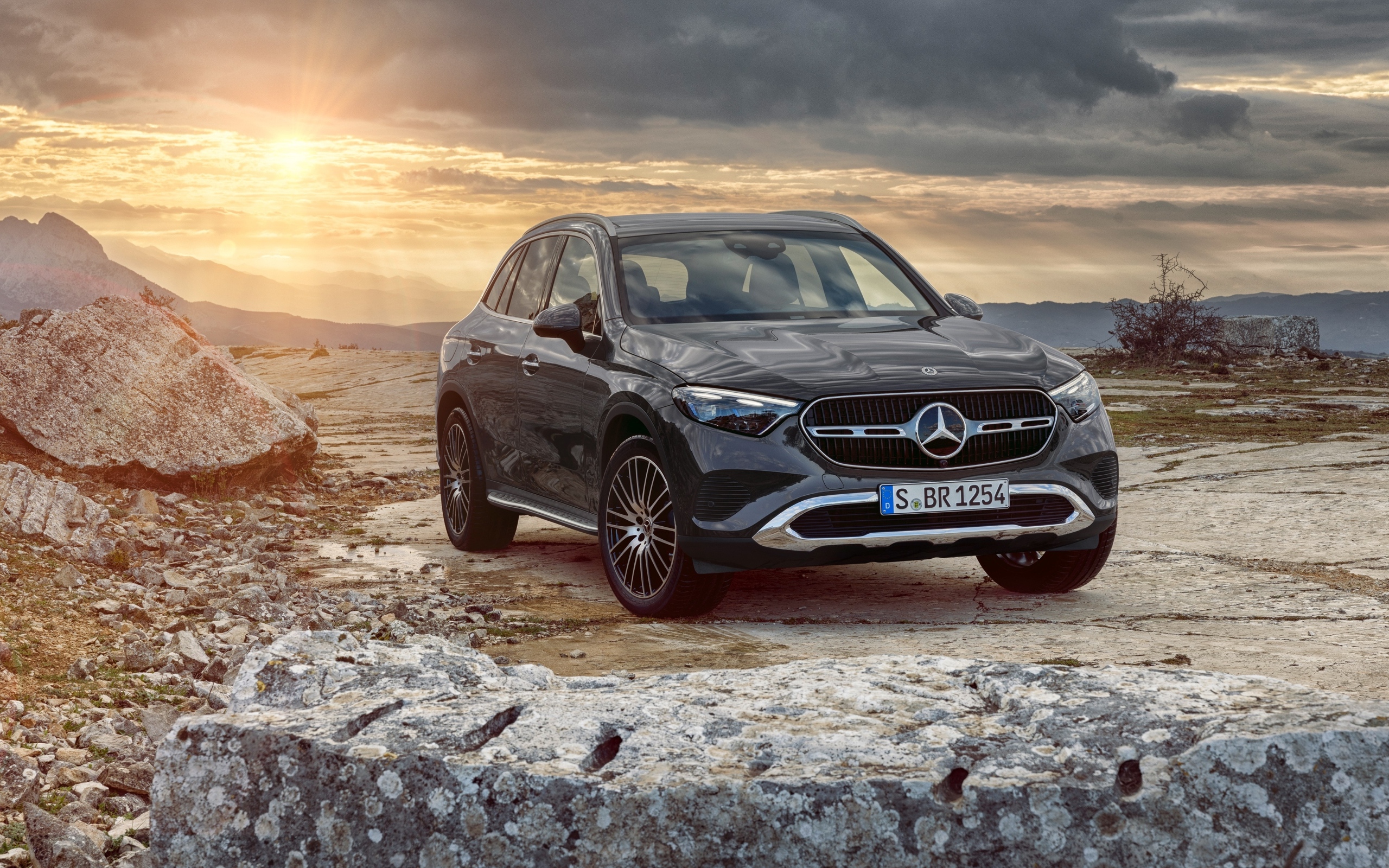 Черный внедорожник Mercedes-Benz GLC 300  на фоне заката