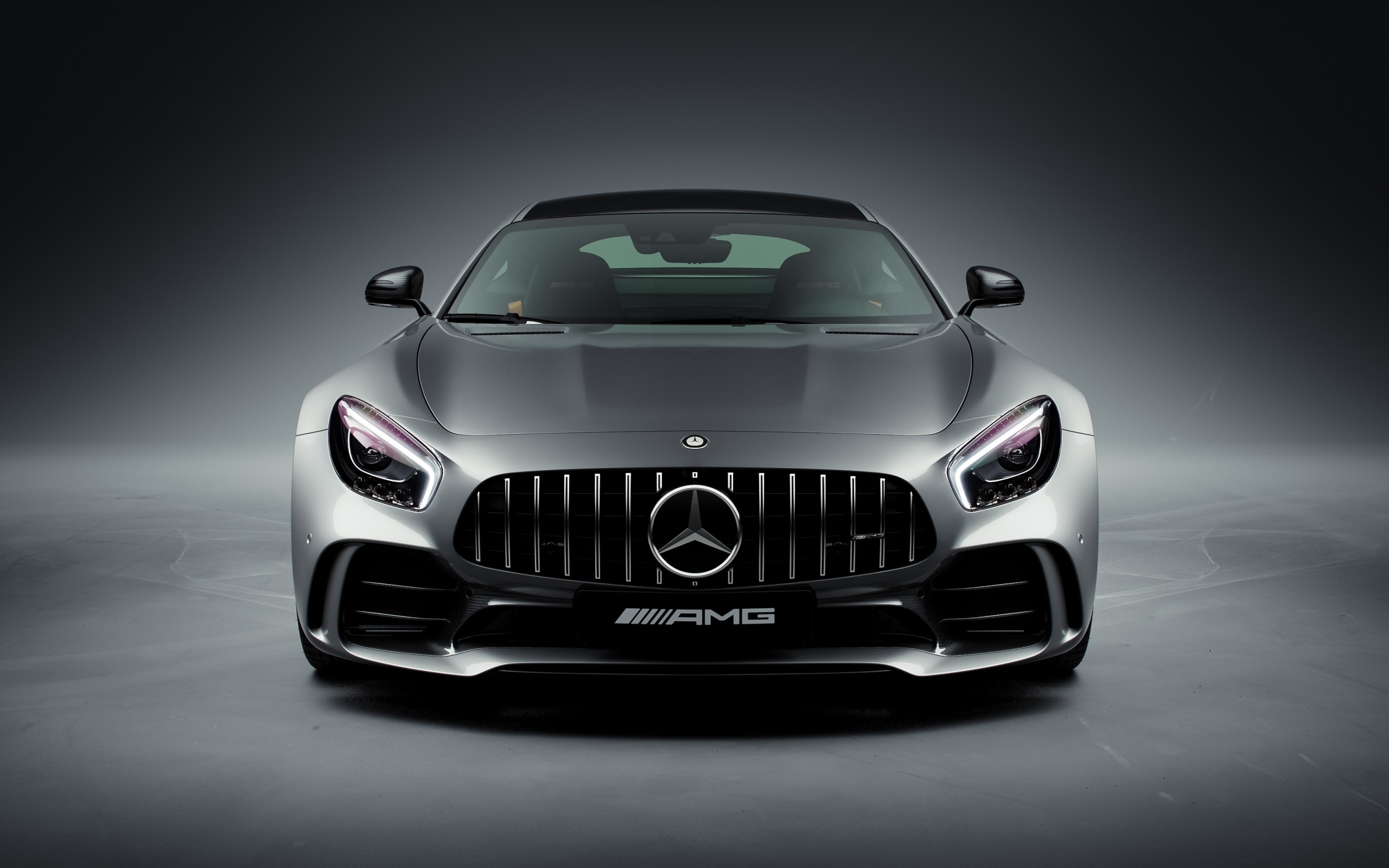 Вид спереди на автомобиль Mercedes-AMG GT R