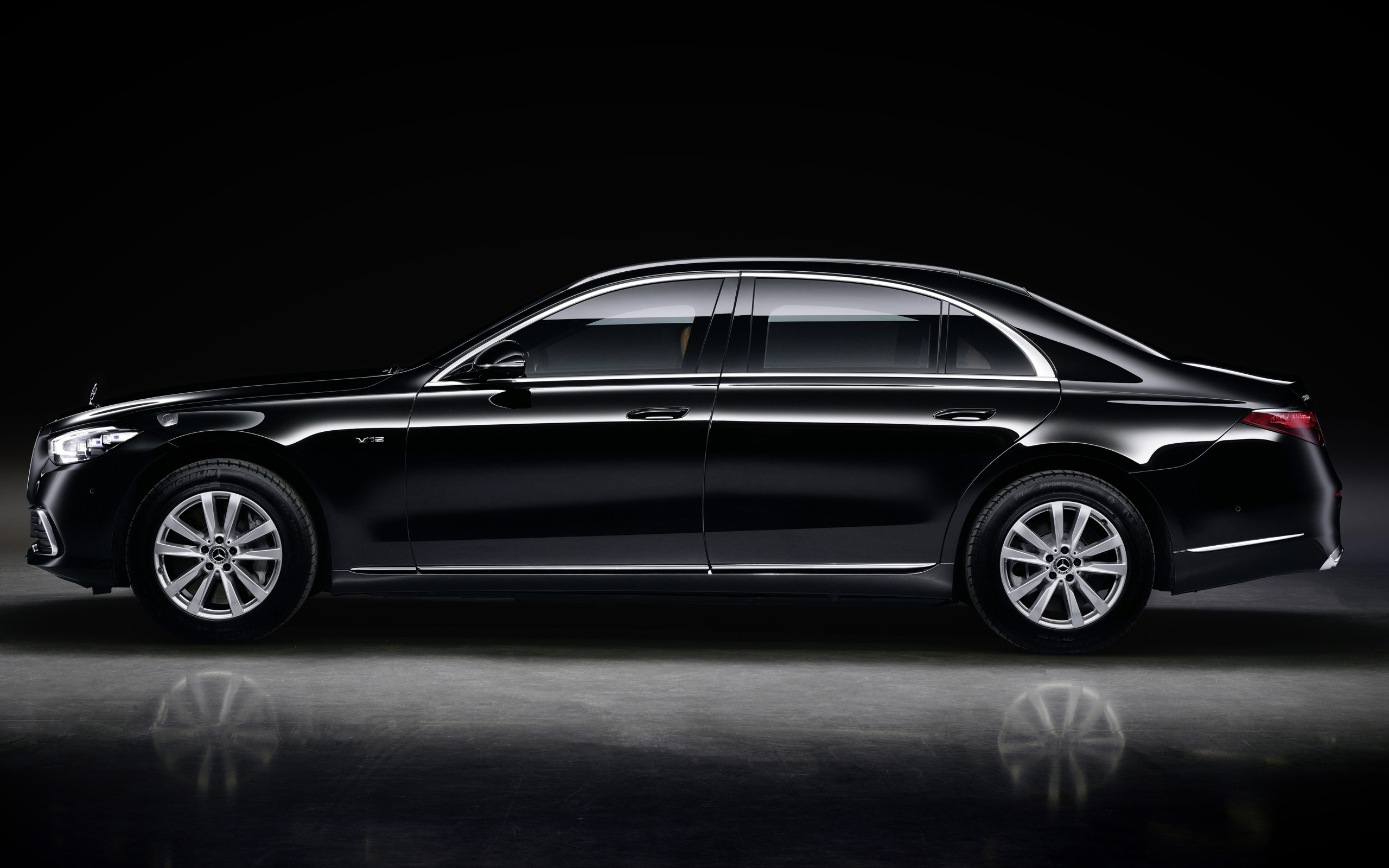 Автомобиль Mercedes-Benz S 680 Guard 4MATIC вид сбоку 