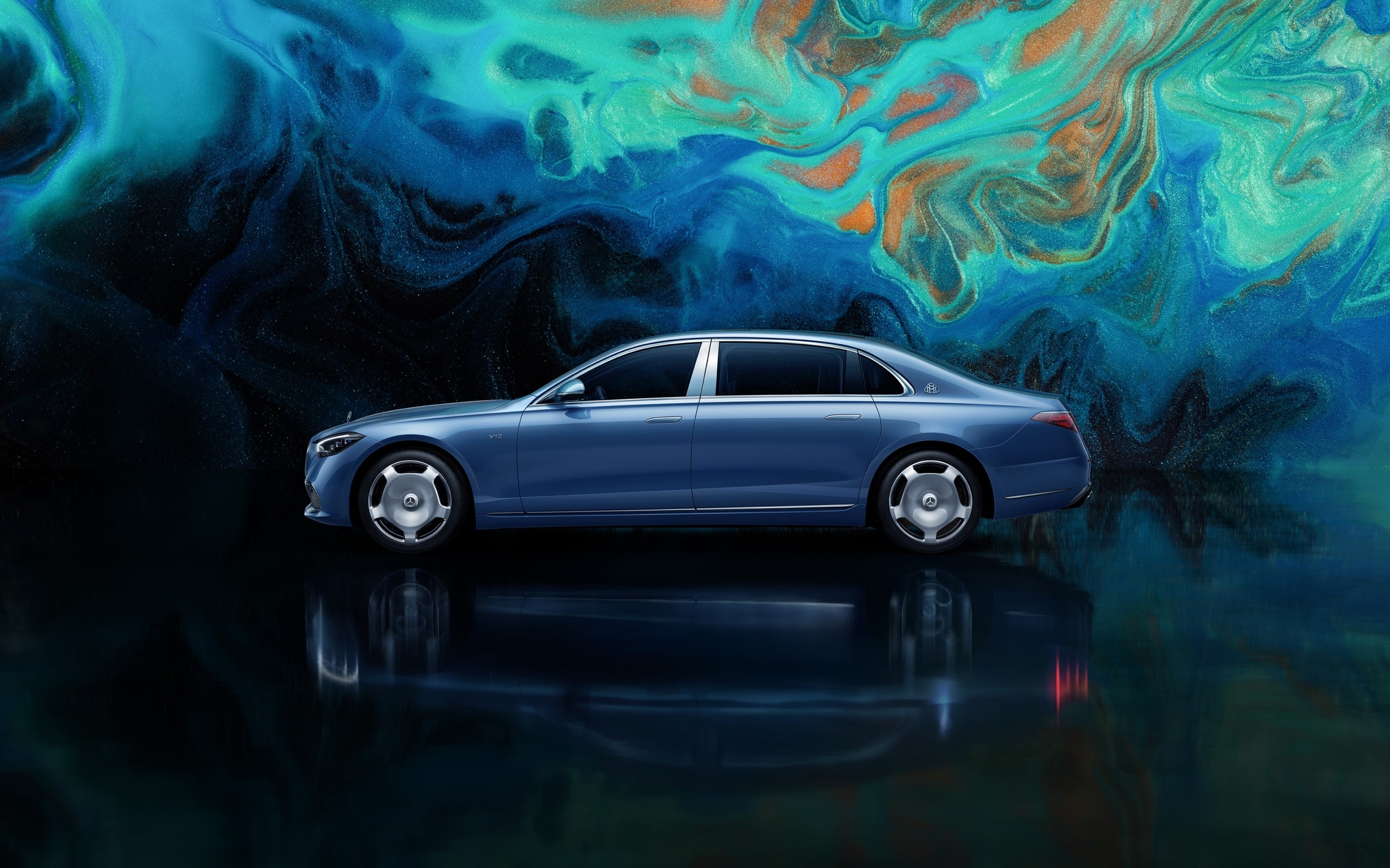 Вид сбоку на автомобиль Mercedes MAYBACH S