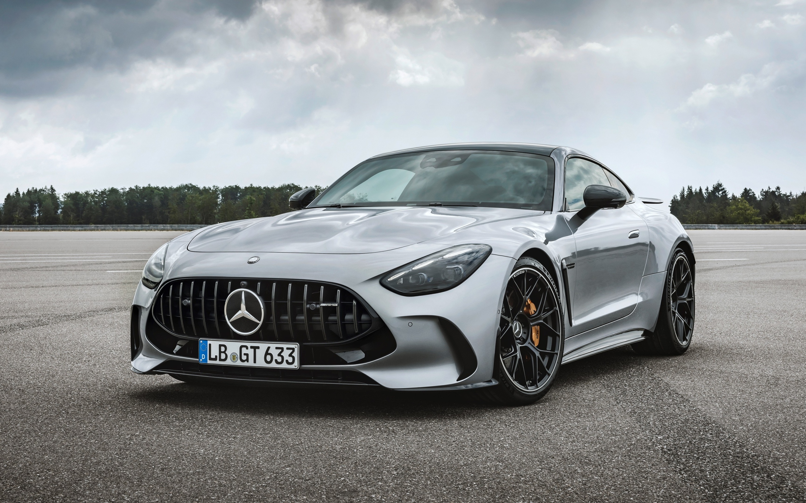 Серебристый автомобиль Mercedes-AMG GT 63 4MATIC+ 2023