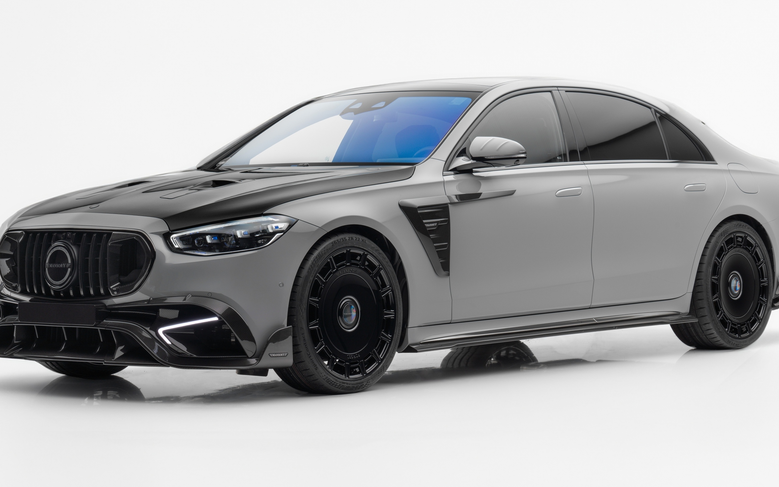 Серебристый автомобиль Mansory Mercedes-AMG S 63 E Performance 2023 года