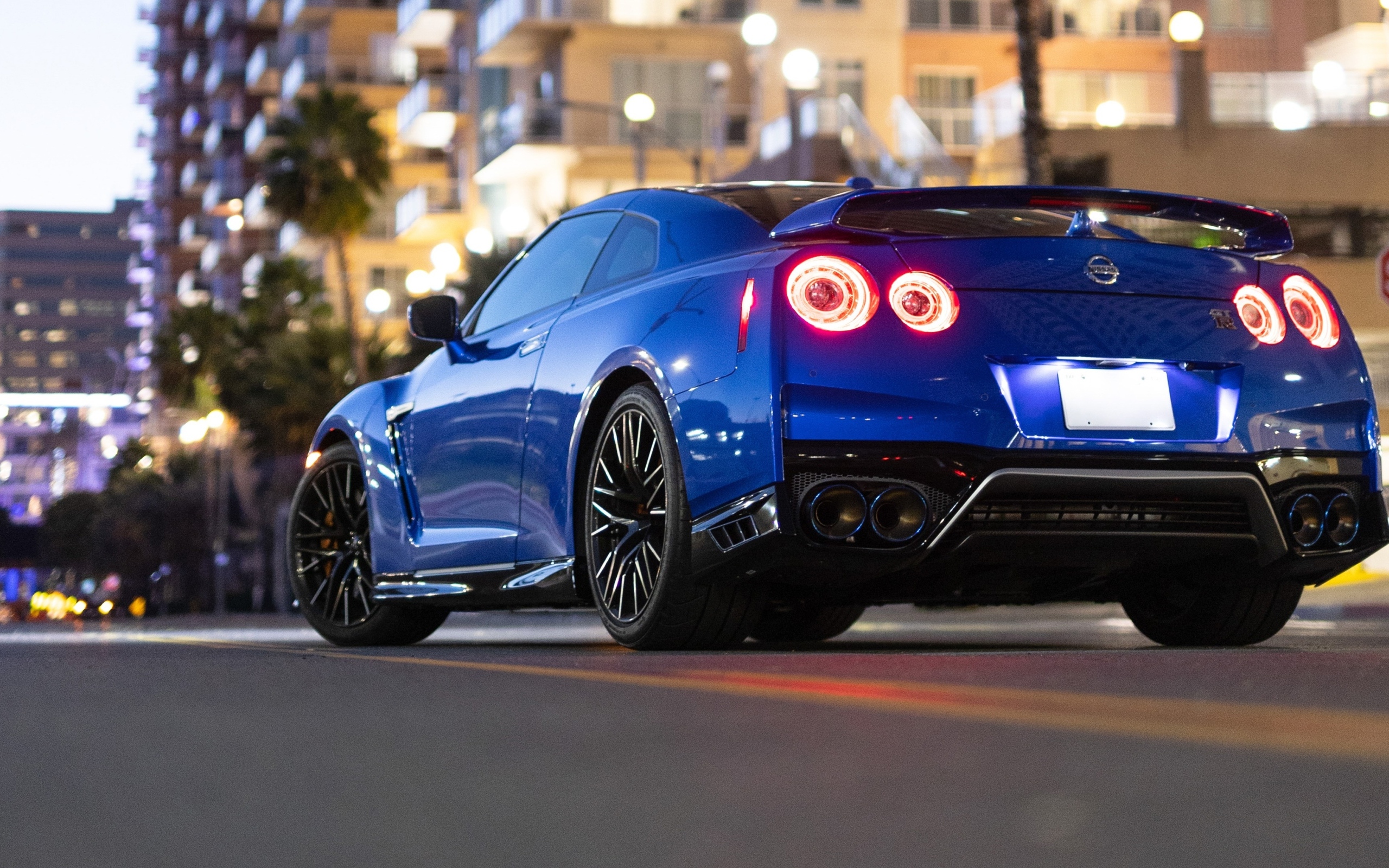 Вид сзади на автомобиль Nissan GT-R Premium