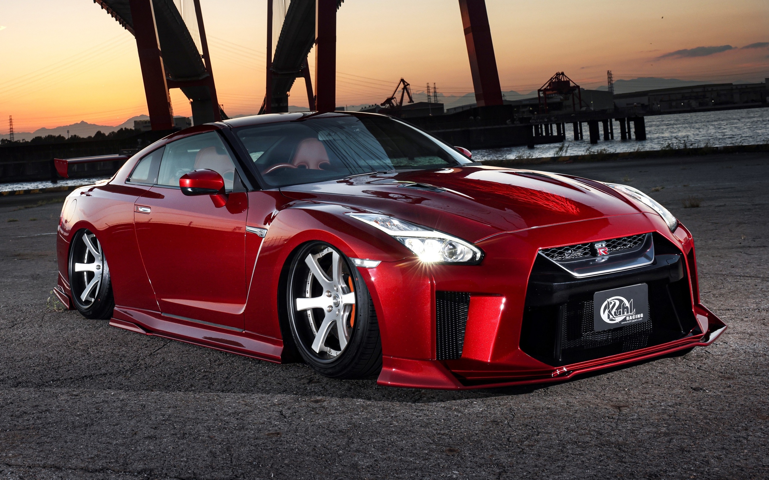 Красный быстрый автомобиль Nissan GTR 35R