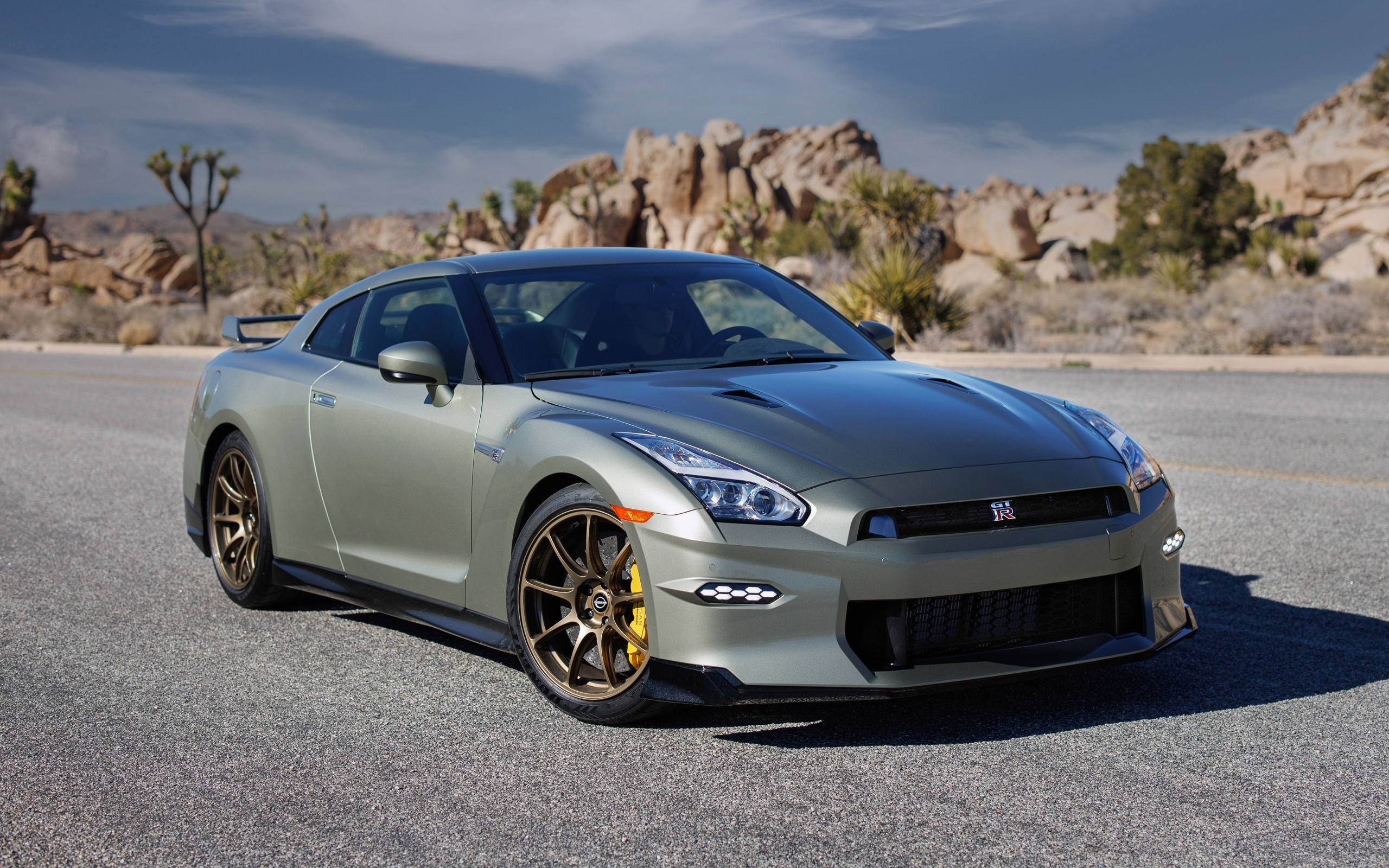 Серебристый автомобиль Nissan GT-R T-Spec 2024 года