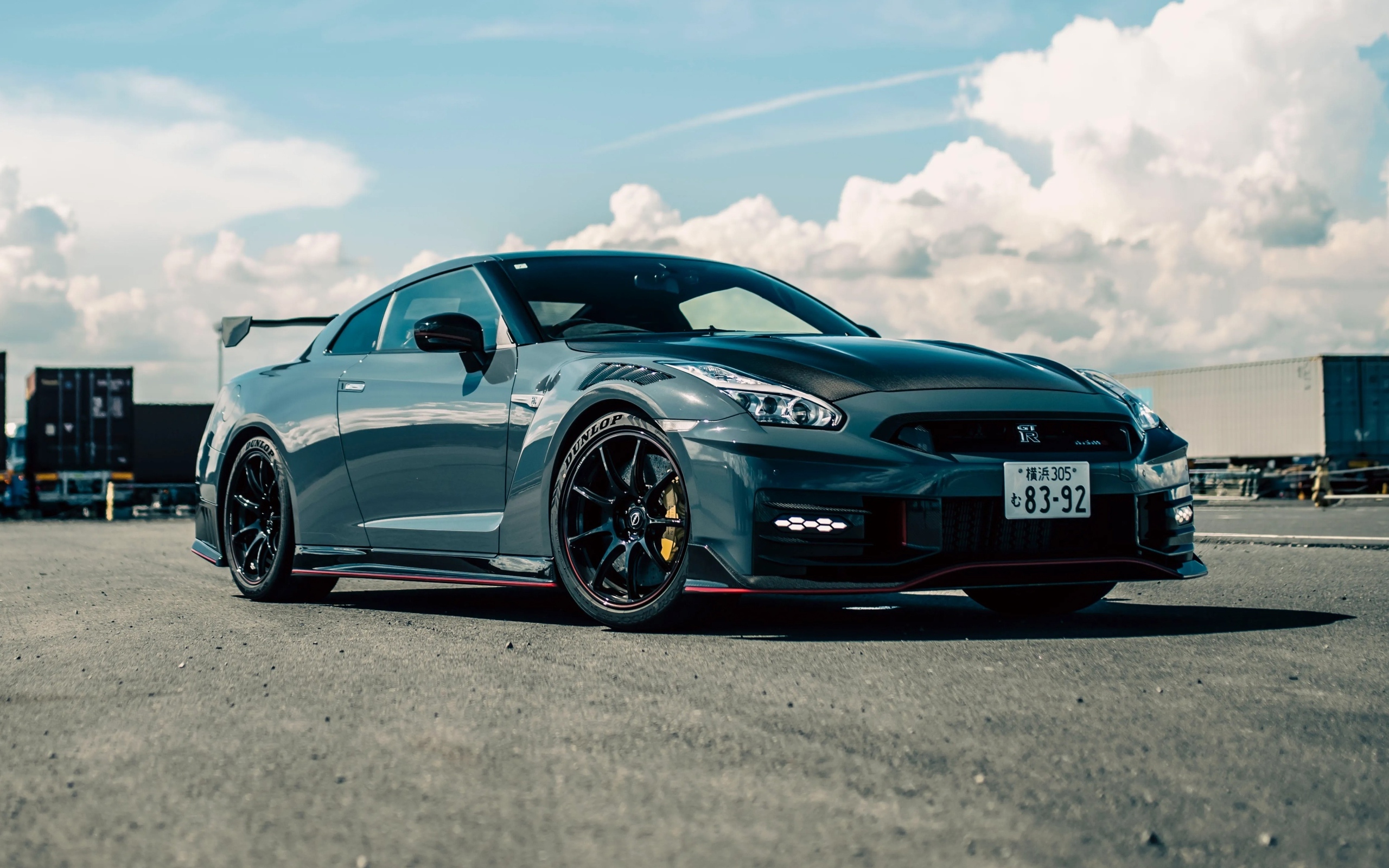 Стильный автомобиль Nissan GT-R Nismo  вид спереди