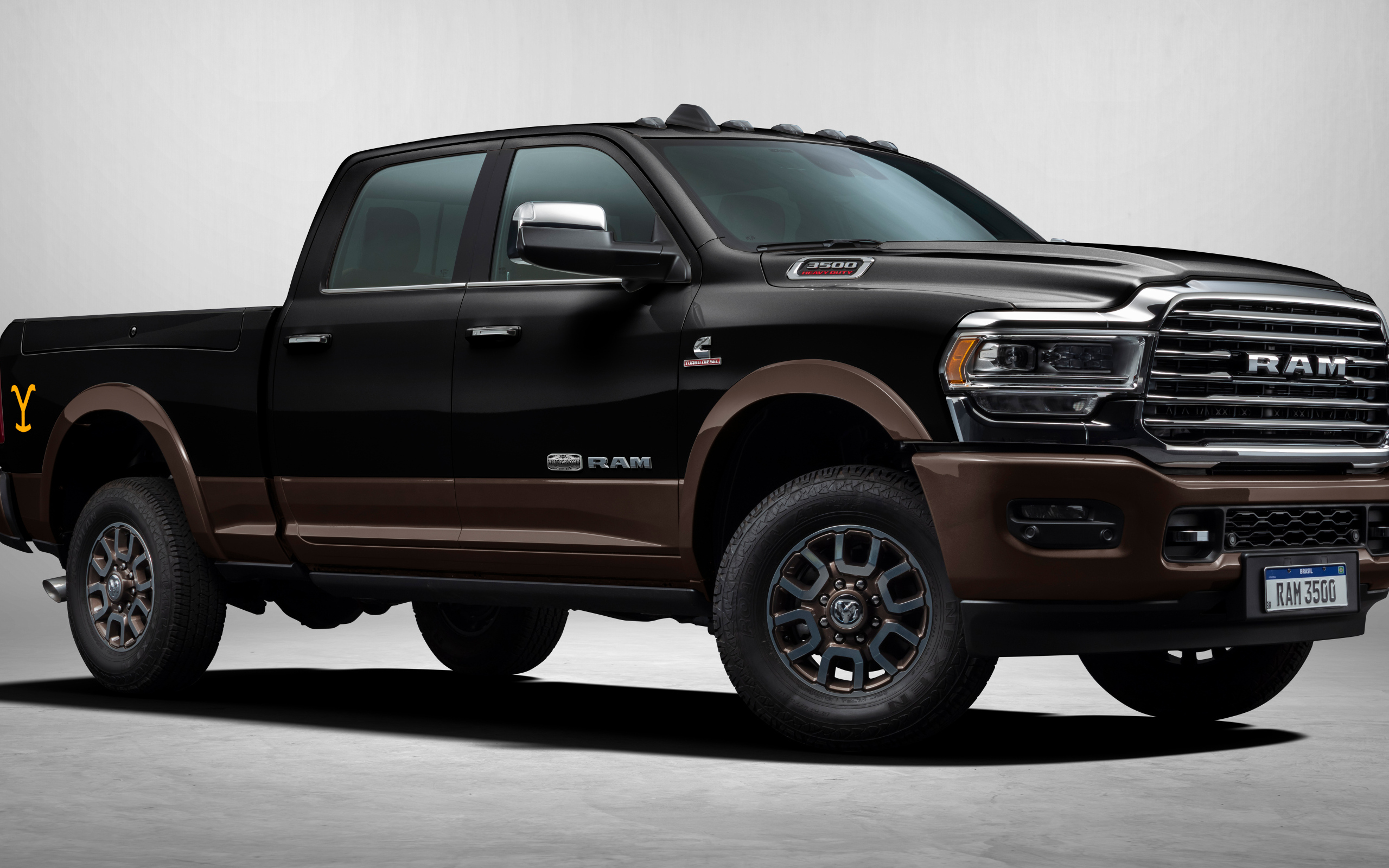 Большой черный пикап Ram 3500 Yellowstone Edition Crew Cab 2022