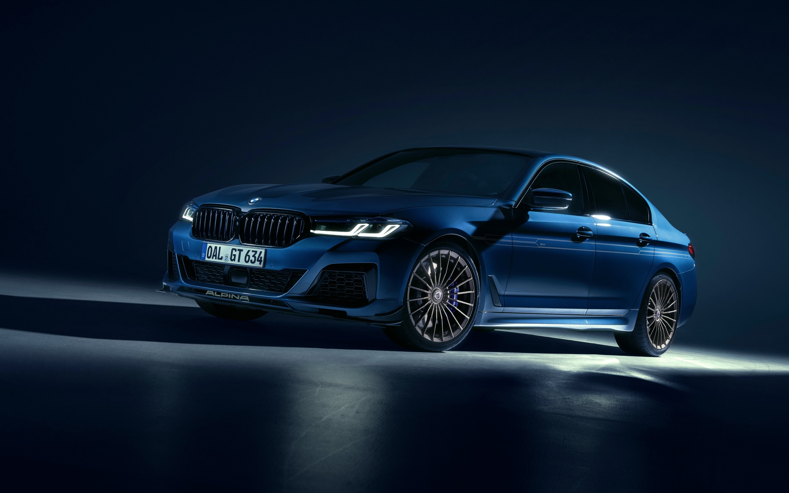 Синий автомобиль Alpina B5 GT 2023 года