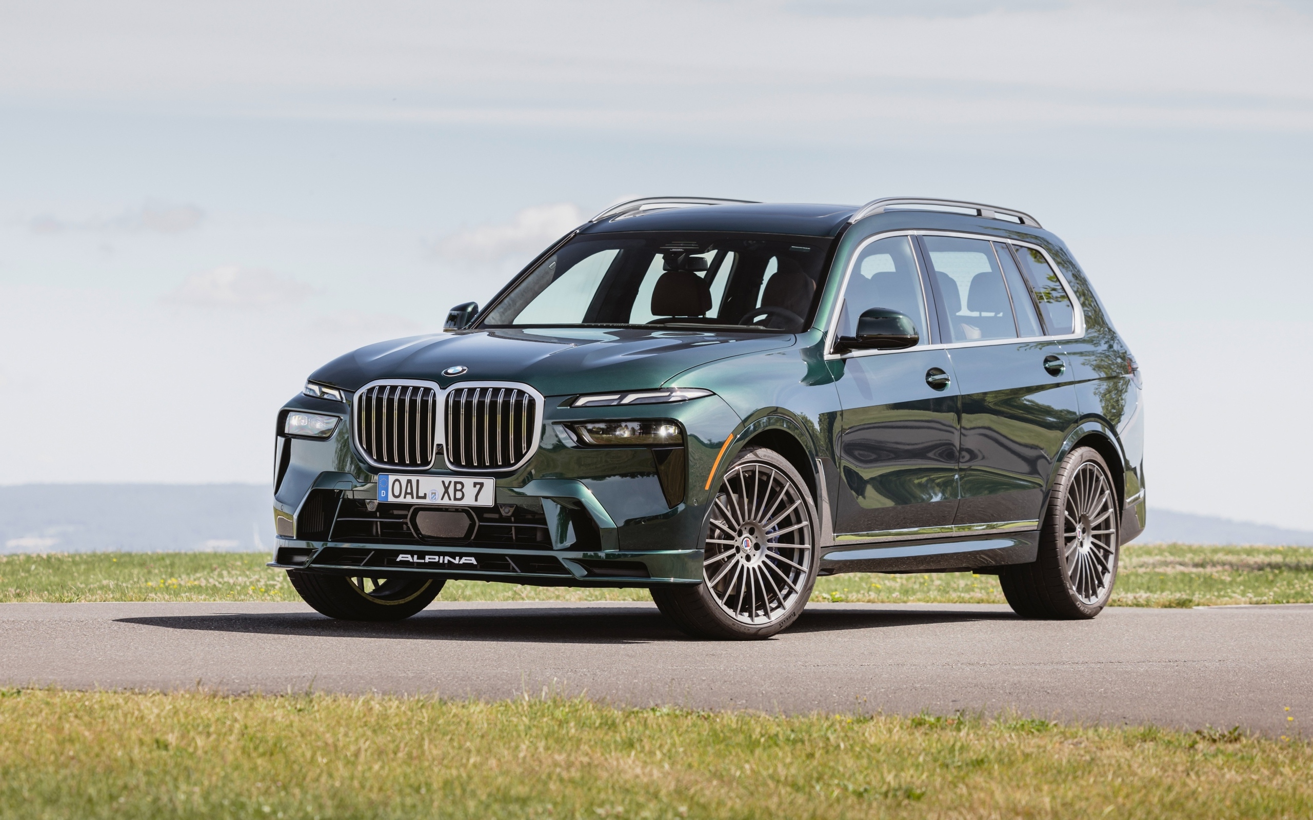 Новый автомобиль Alpina XB7 2023 года