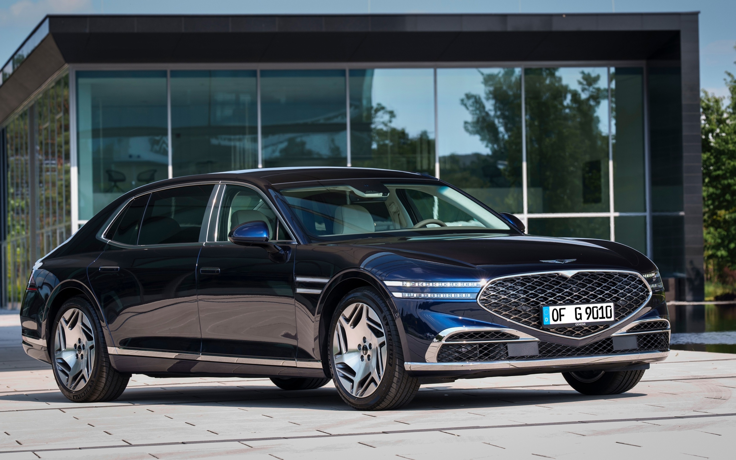 Стильный дорогой автомобиль Genesis G90 Long Wheelbase 2023 года у дома