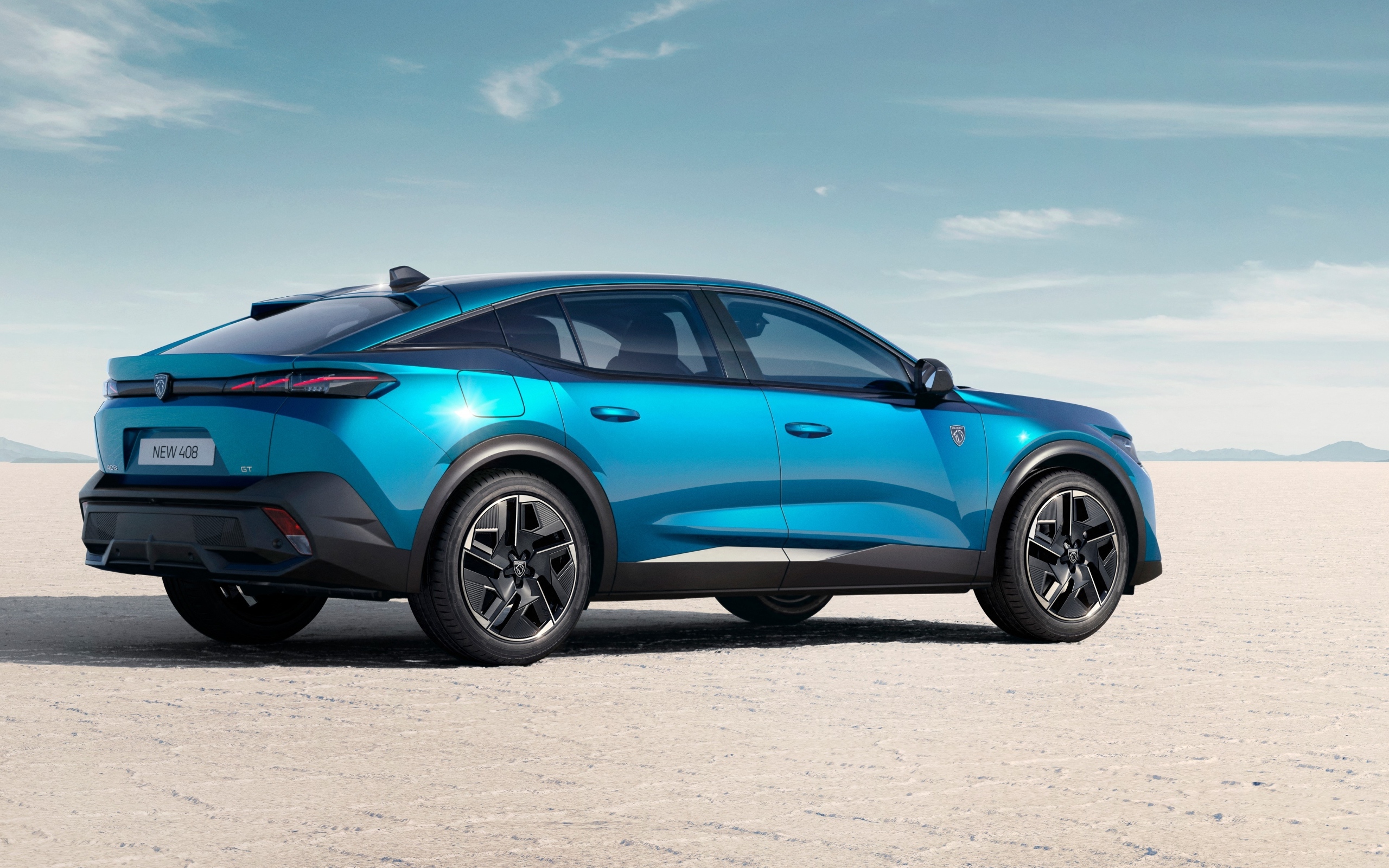 Синий Peugeot 408 GT вид сзади