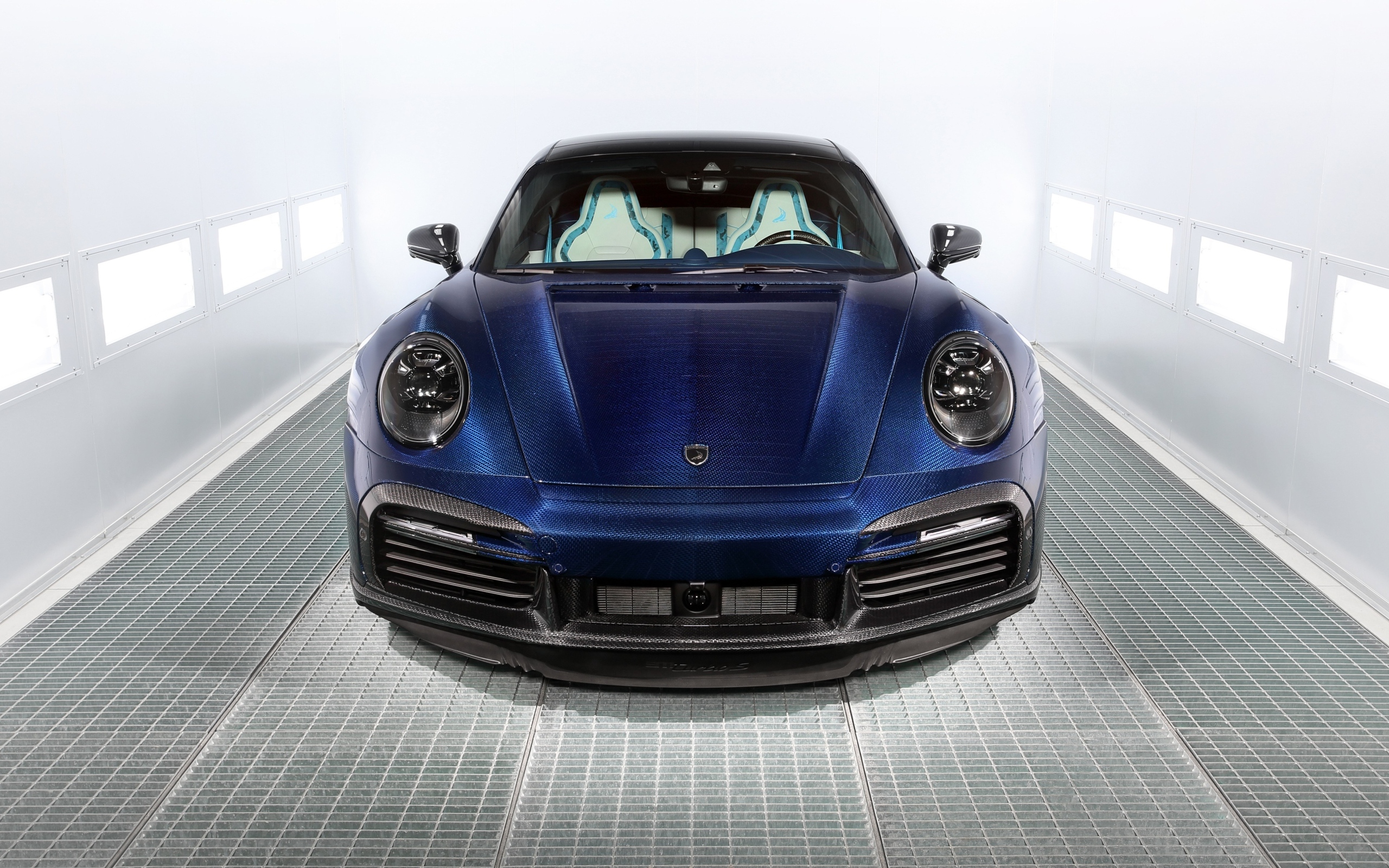 Синий автомобиль  Porsche 911 Turbo S Stinger GTR вид спереди