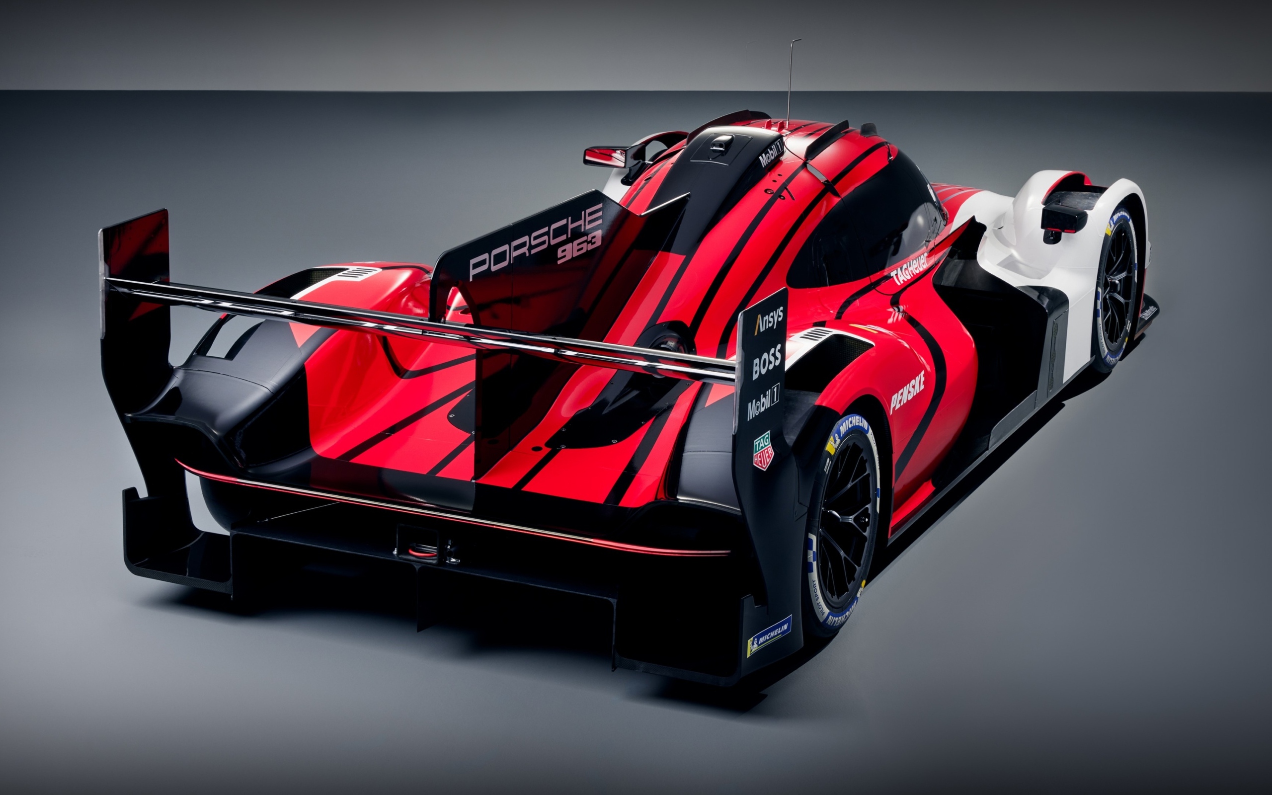 Быстрый гоночный автомобиль Porsche 963 Prototype