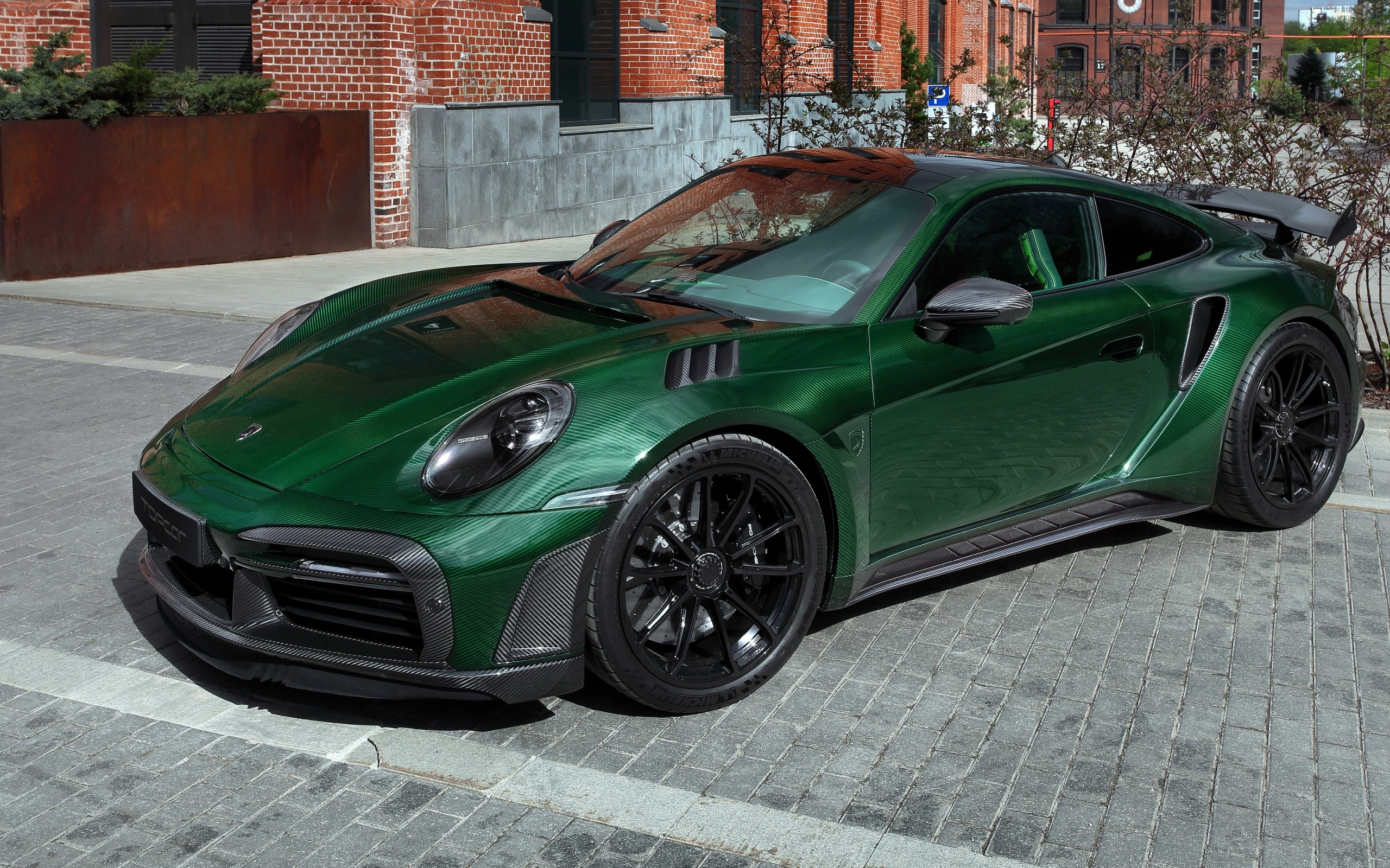 Зеленый автомобиль Porsche 911 Turbo S Stinger GTR