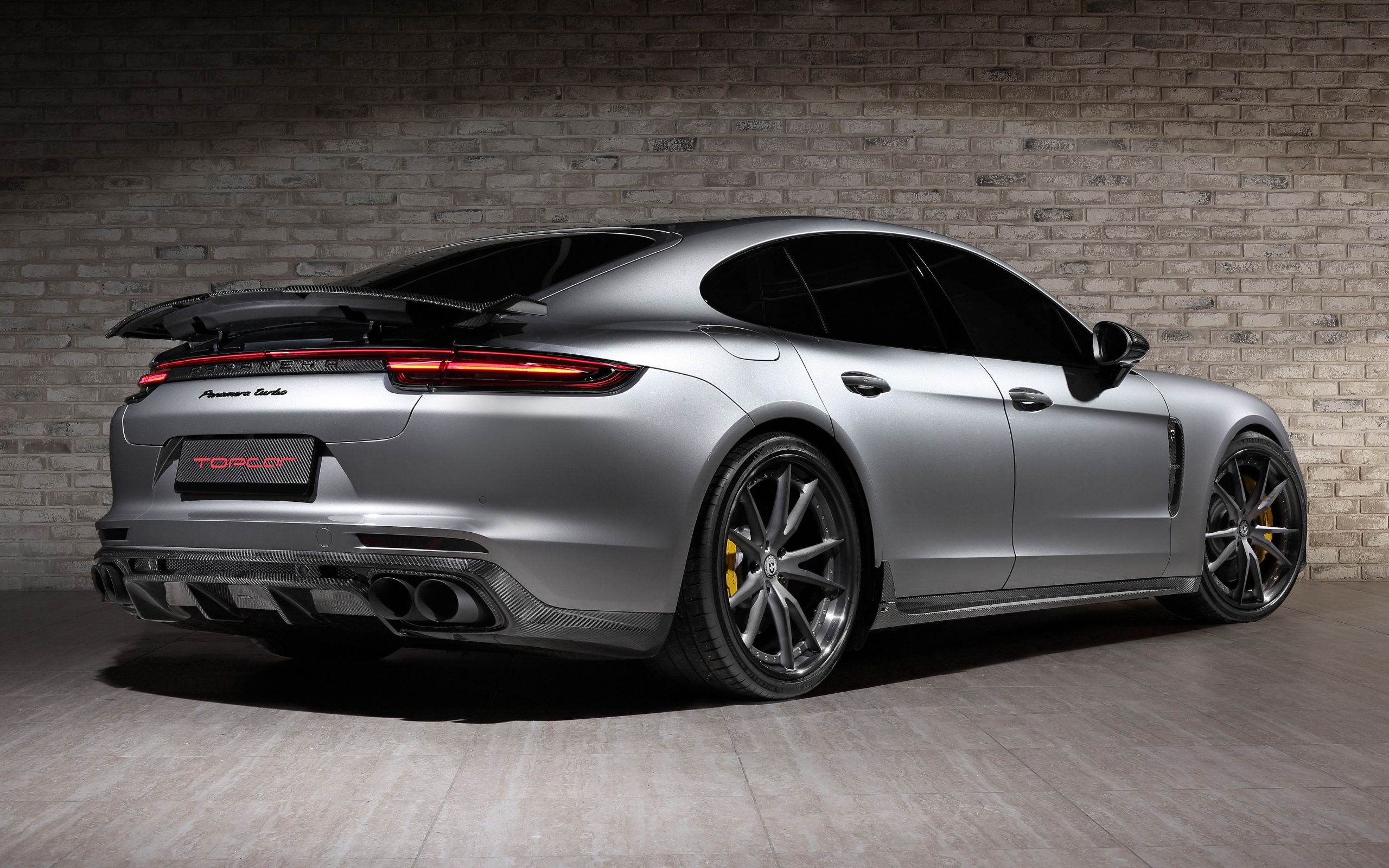 Вид сзади на автомобиль Porsche Panamera Turbo GT Edition 2023 года