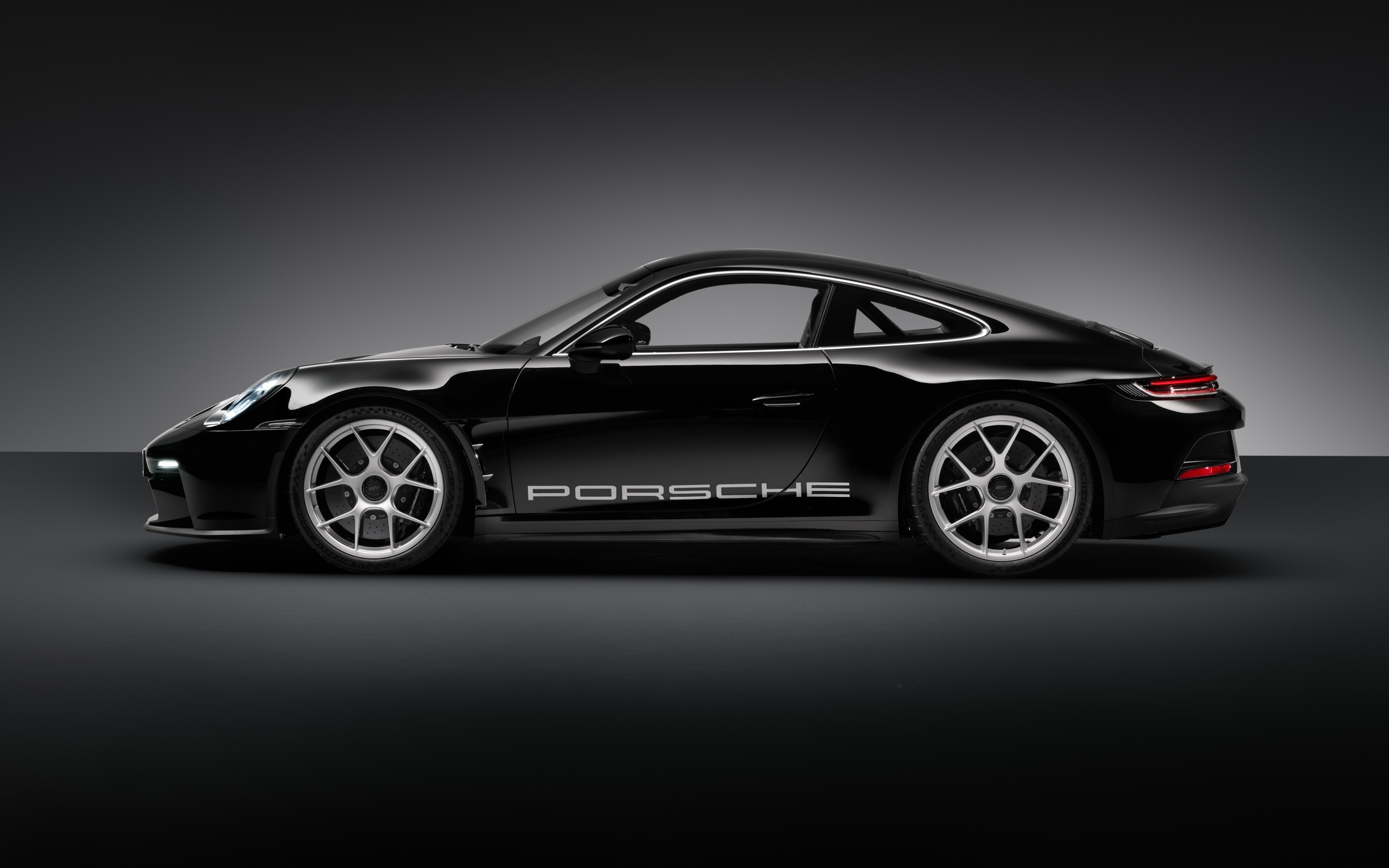 Вид сбоку на автомобиль Porsche 911 ST 2023 года