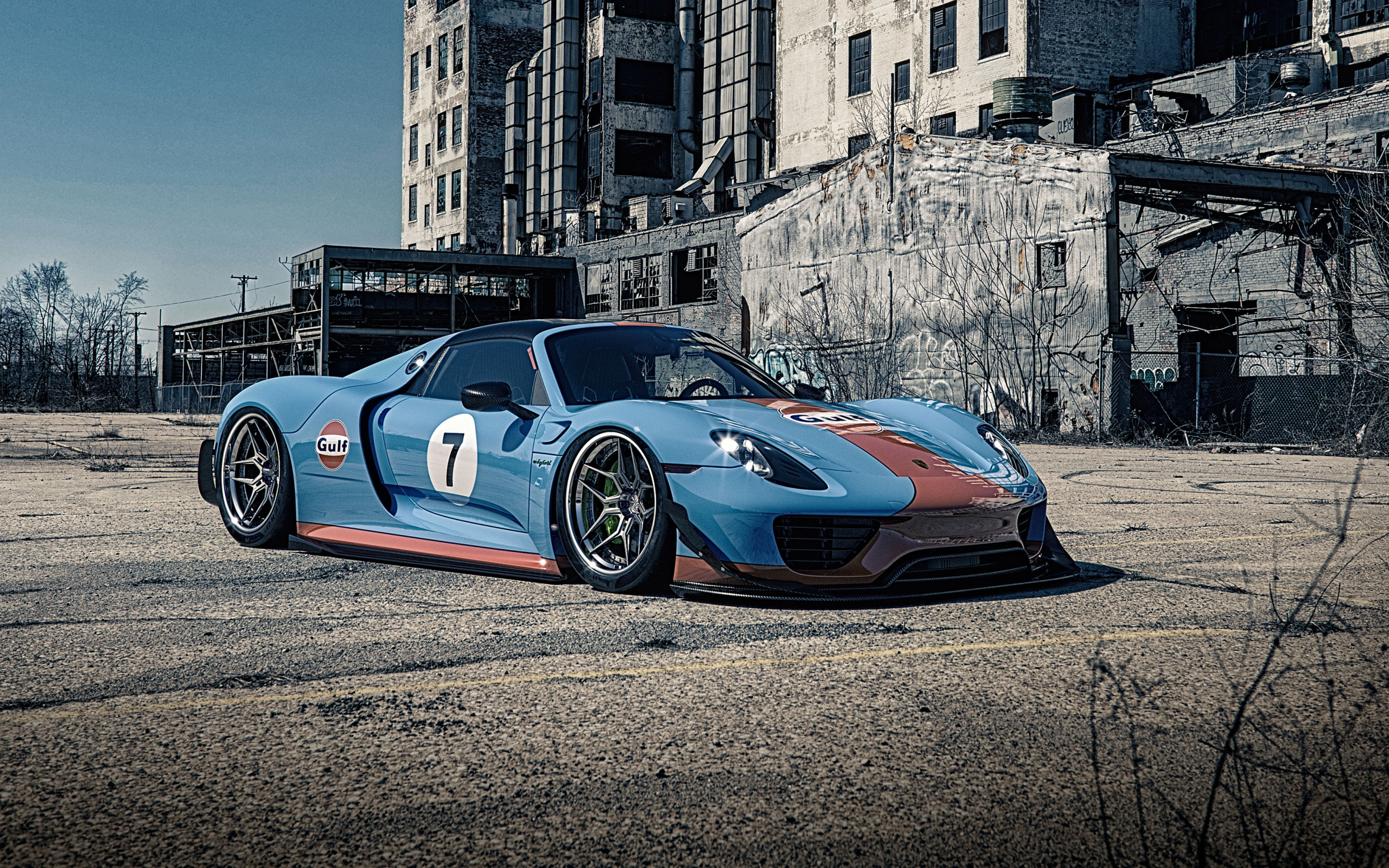 Спортивный автомобиль Porsche 918 Gulf у старого здания