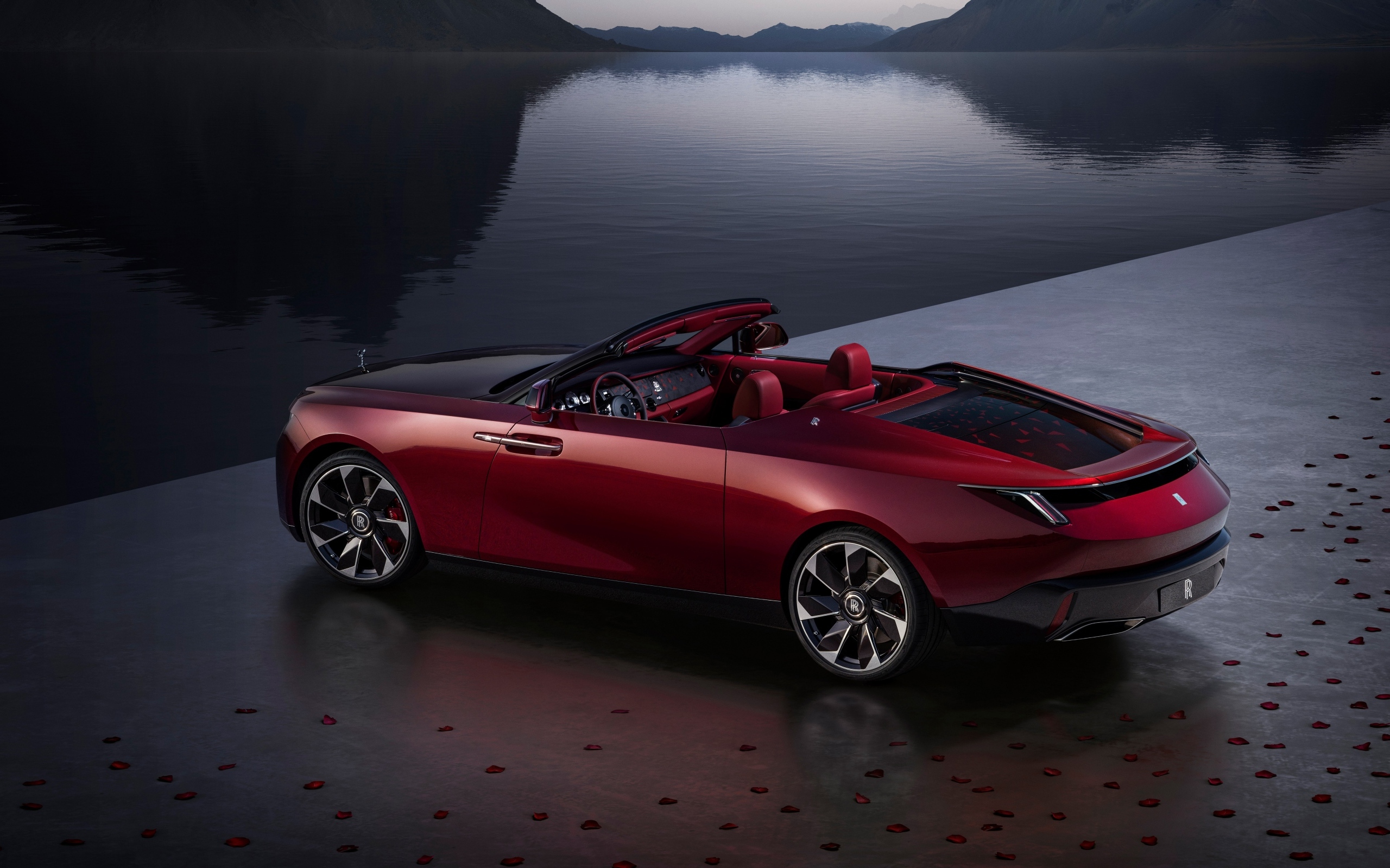 Кабриолет Rolls-Royce La Rose Noire Droptail 2023 года стоит у воды