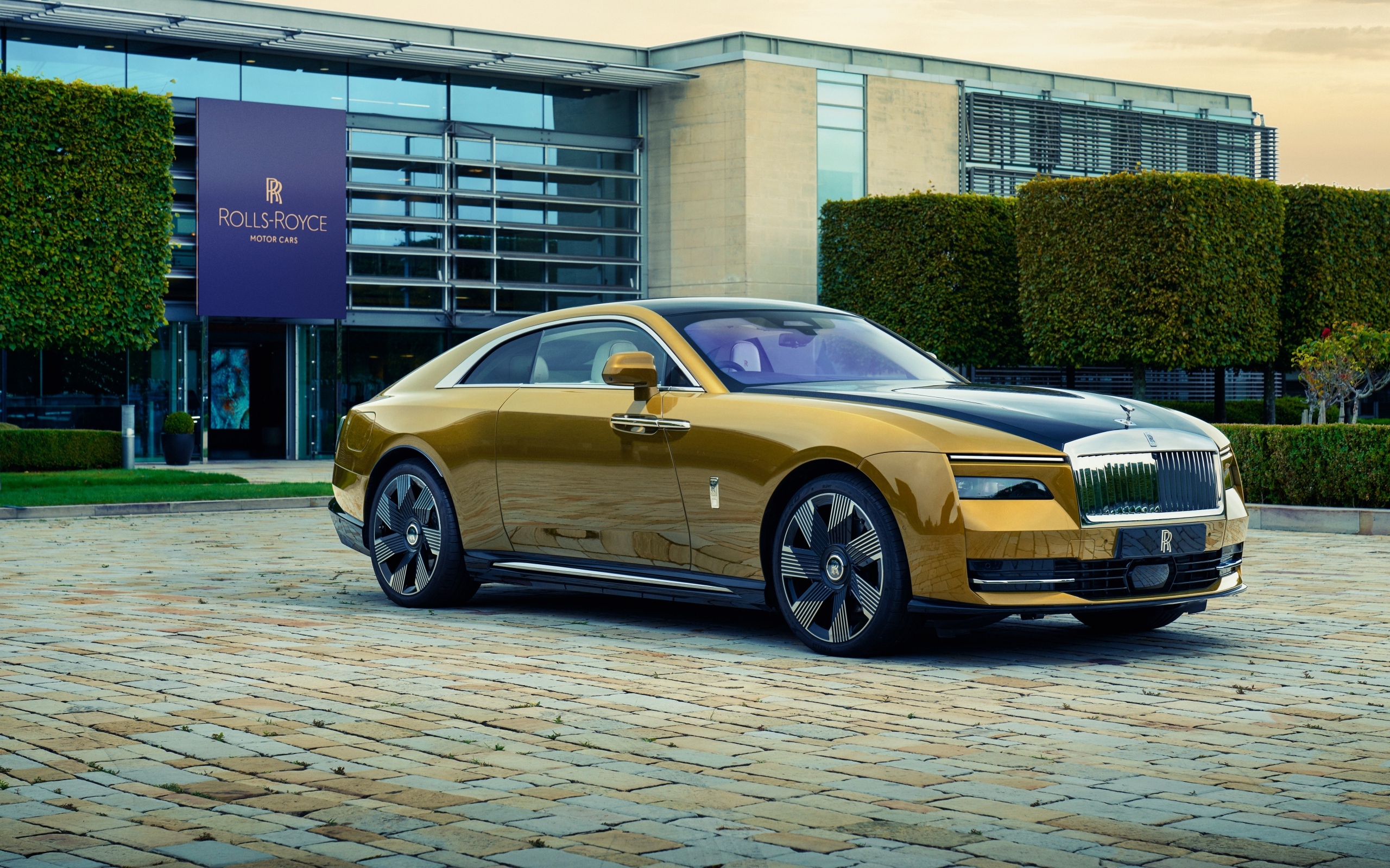 Красивый автомобиль Rolls-Royce Spectre у дома