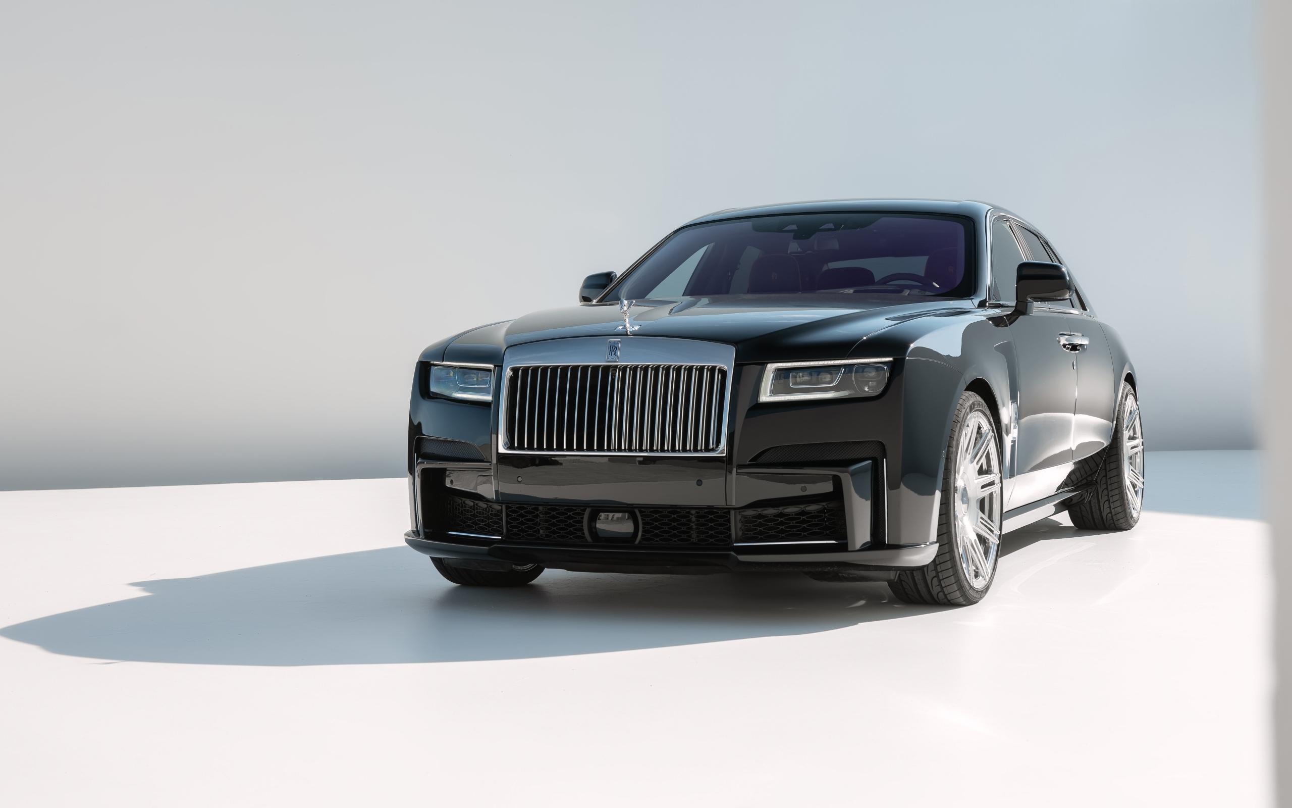 Черный Rolls-Royce Ghost 2021 года