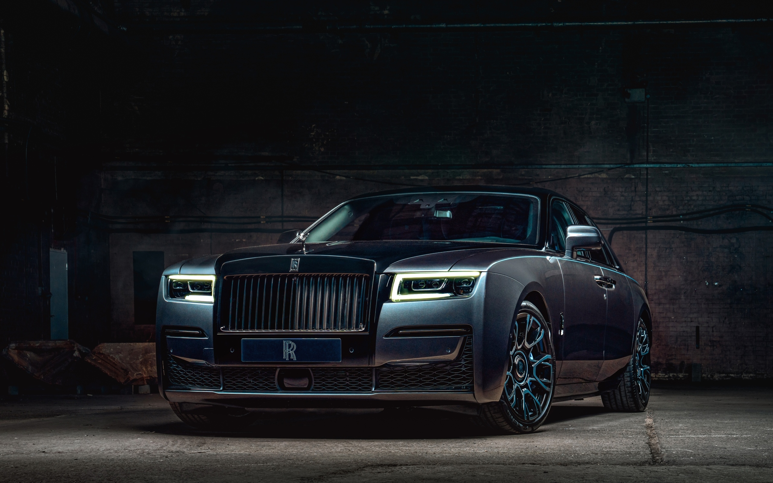 Черный автомобиль Rolls-Royce Ghost