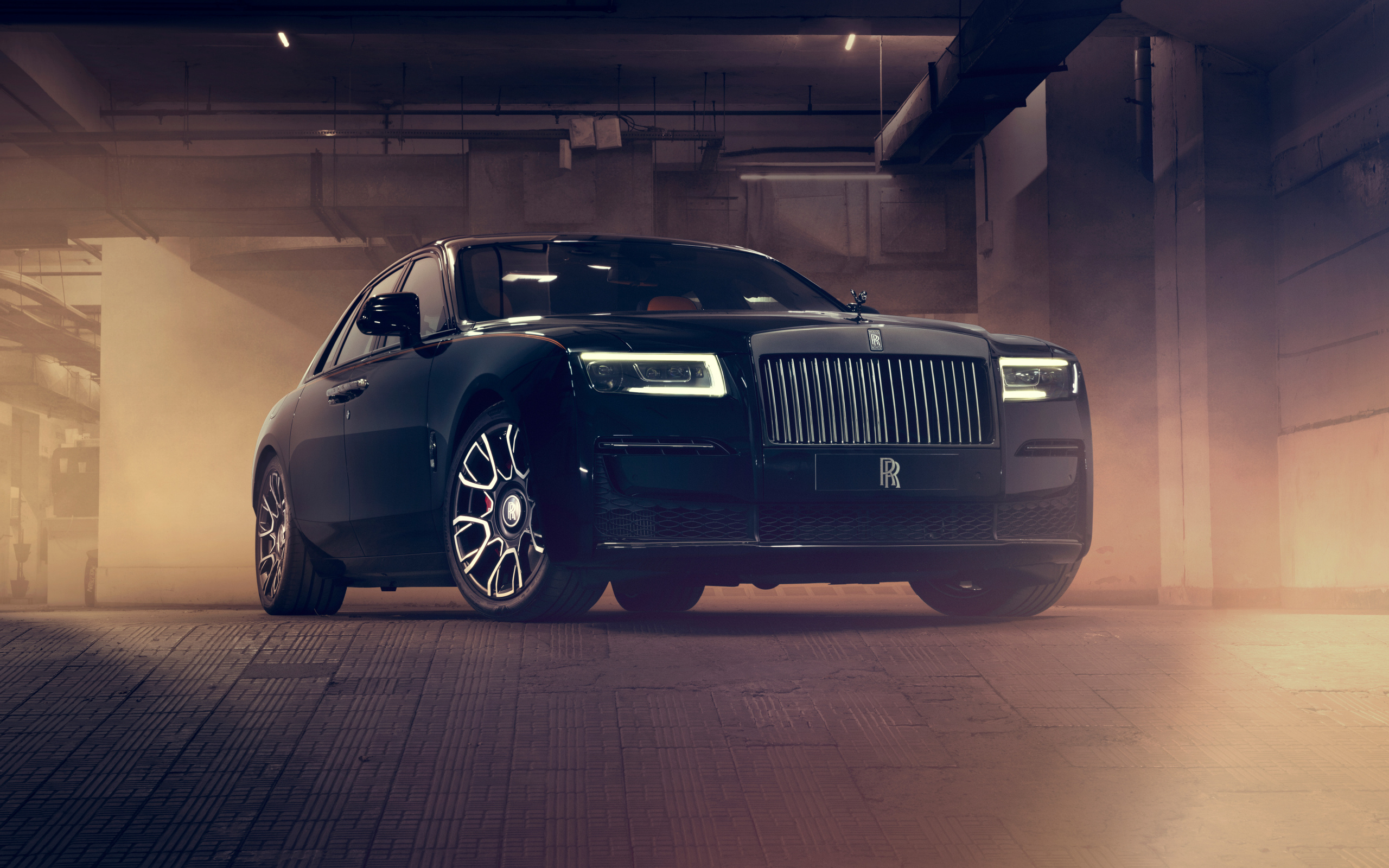 Черный автомобиль Rolls Royce Ghost Black Badge