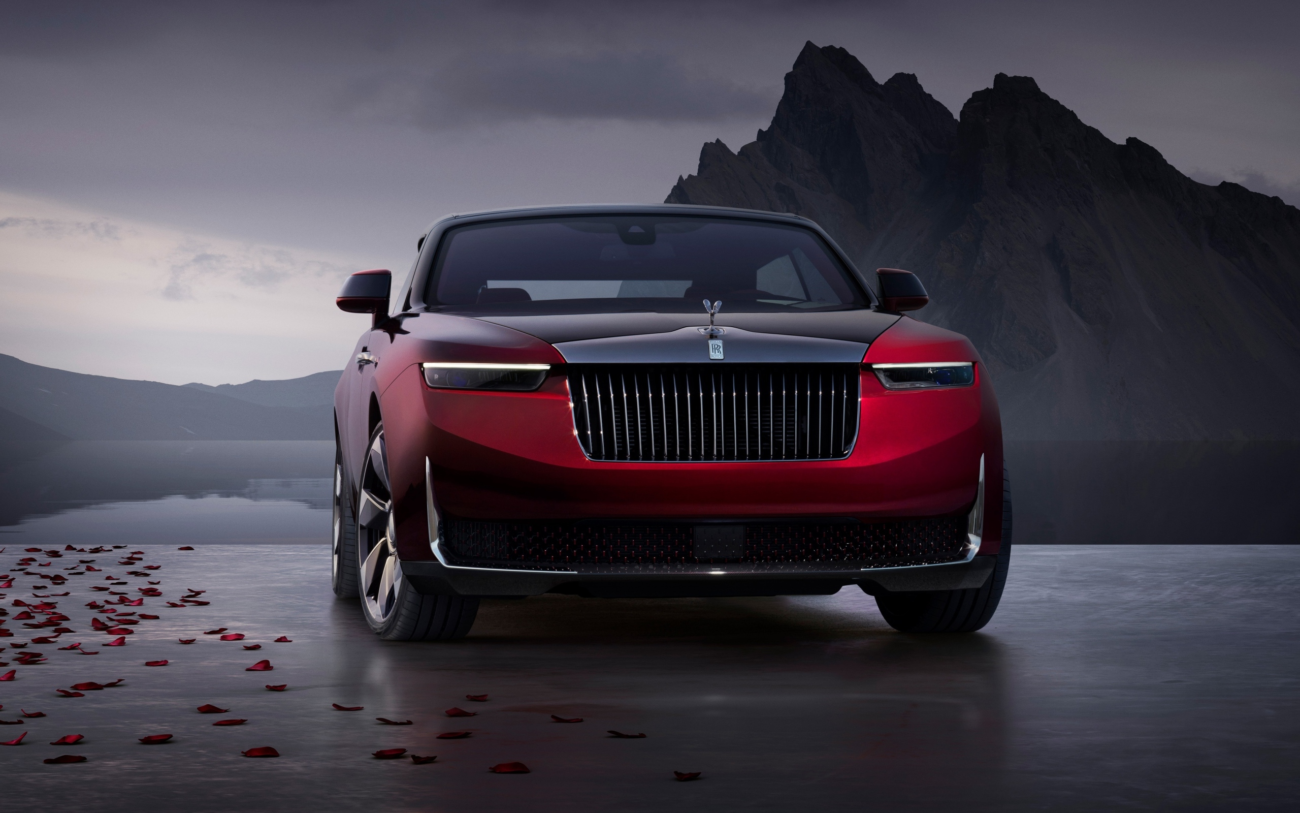 Вид спереди на автомобиль Rolls-Royce La Rose Noire Droptail 2023 года