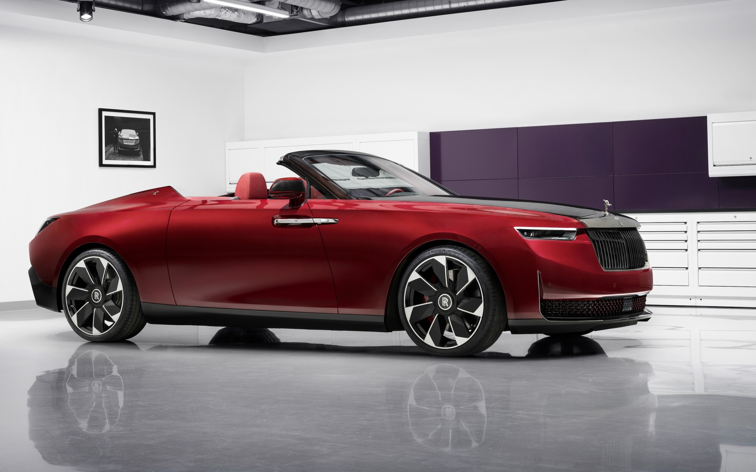 Красный кабриолет Rolls-Royce La Rose Noire Droptail 2023 года в комнате