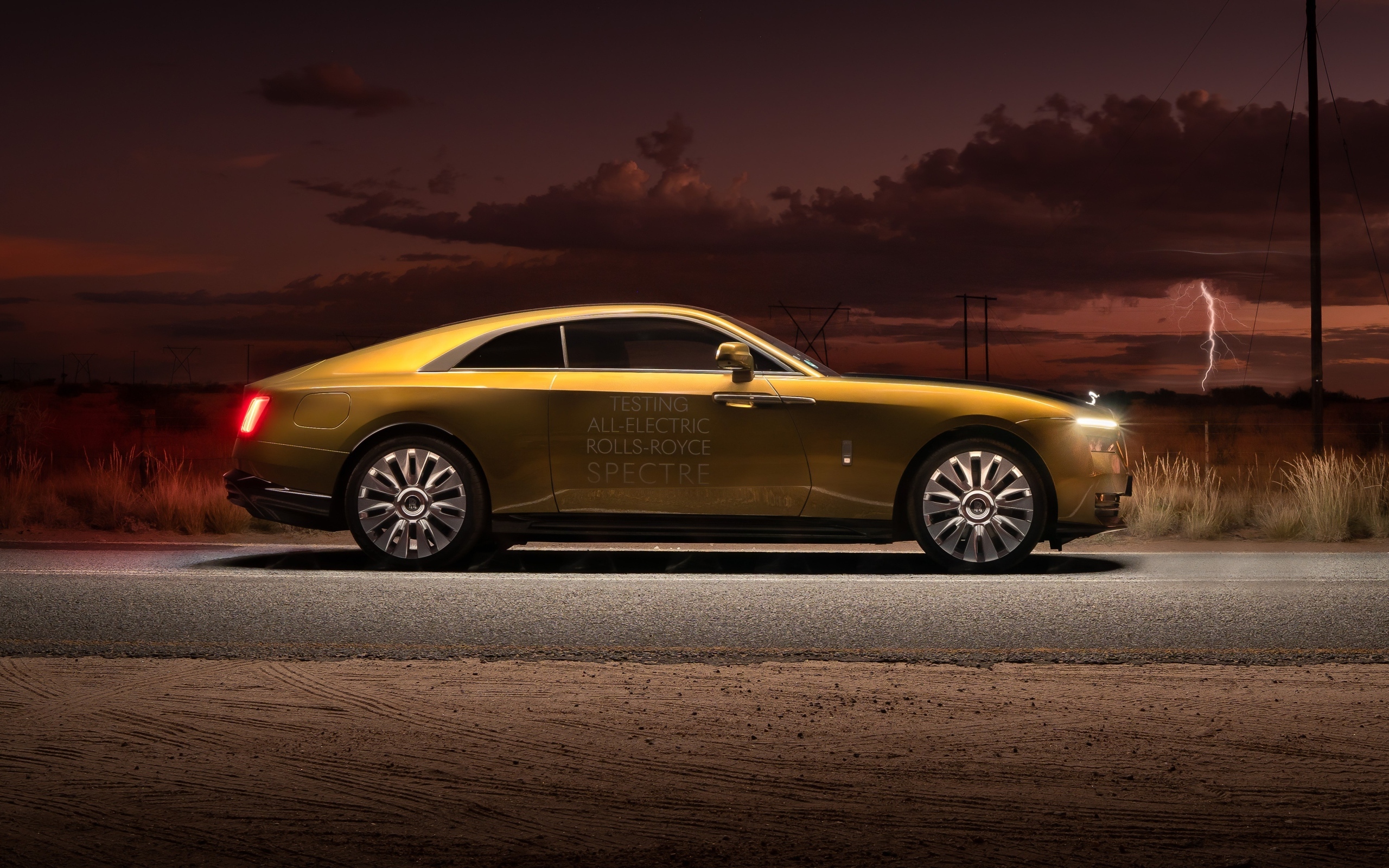 Автомобиль Rolls-Royce Spectre вид сбоку