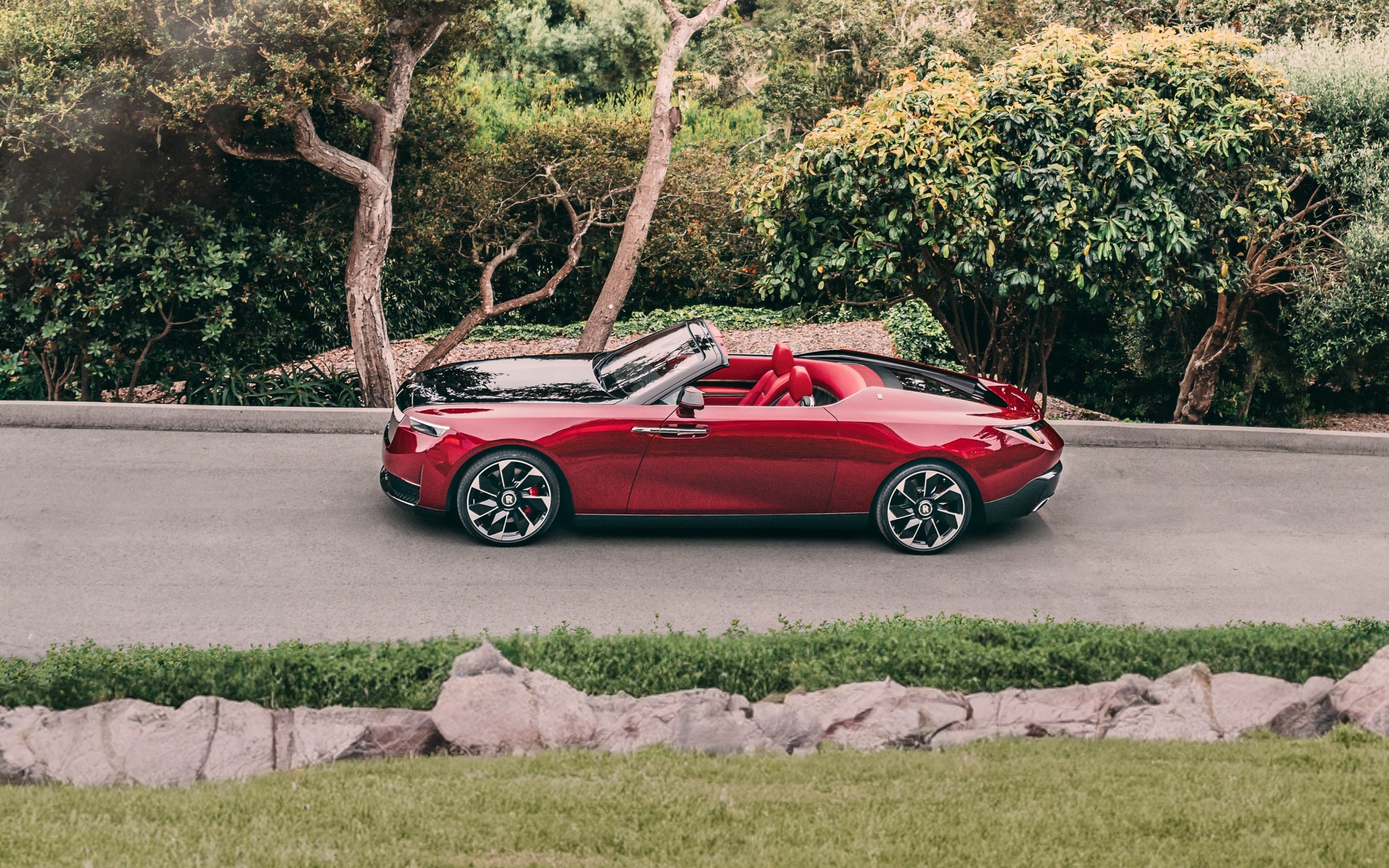 Вид сверху на красный автомобиль Rolls-Royce La Rose Noire Droptail 2023 года