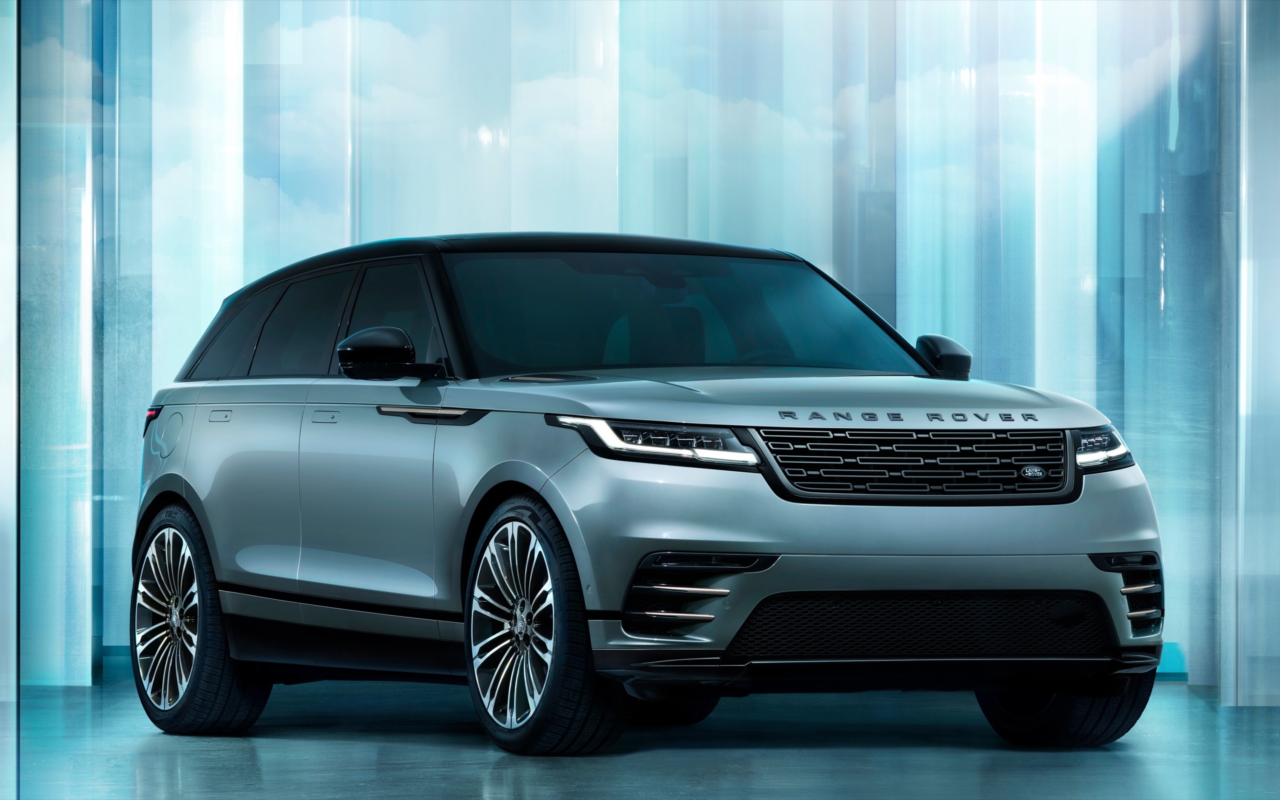 Серебристый внедорожник Range Rover Velar P400e Autobiography 2023 года