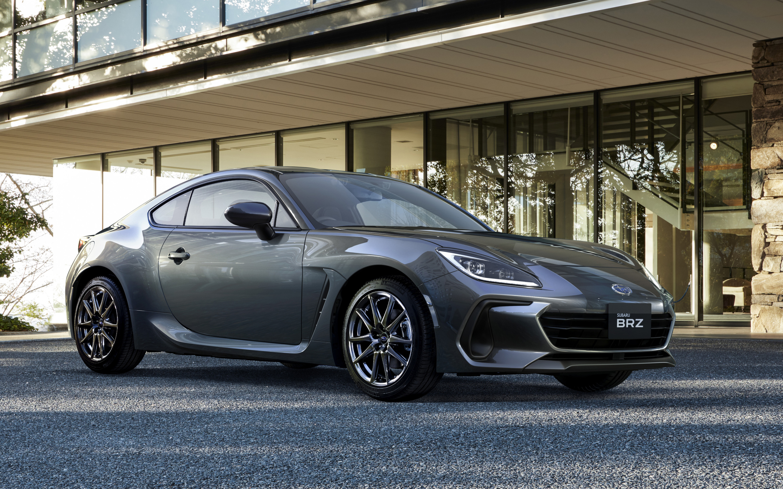Автомобиль Subaru BRZ 2023 у дома 