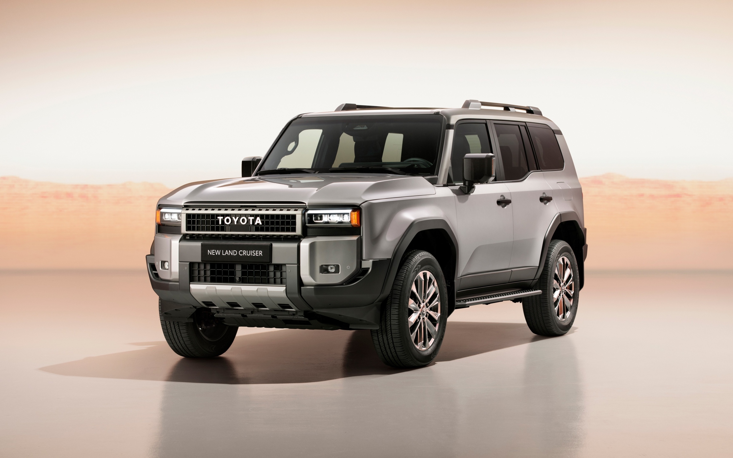 Серебристый внедорожник Toyota Land Cruiser 2024  года