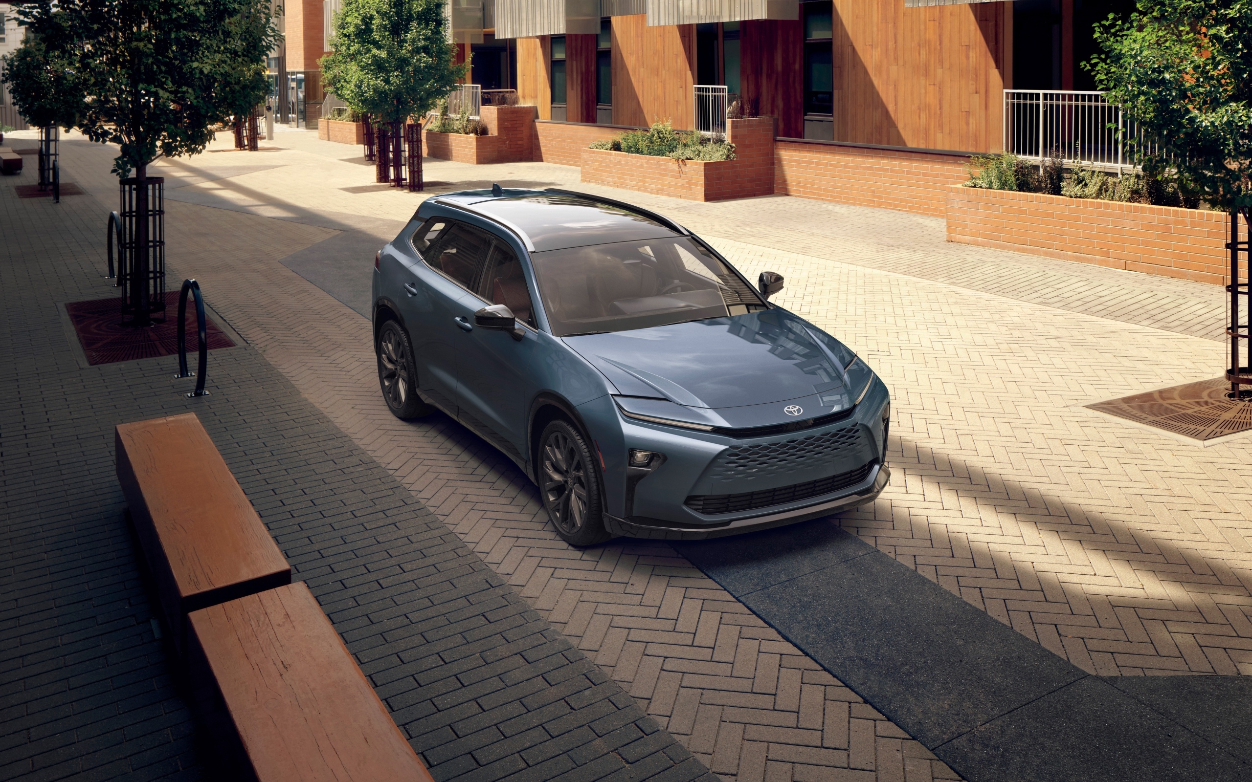 Автомобиль Toyota Crown Signia 2025 года на улице города