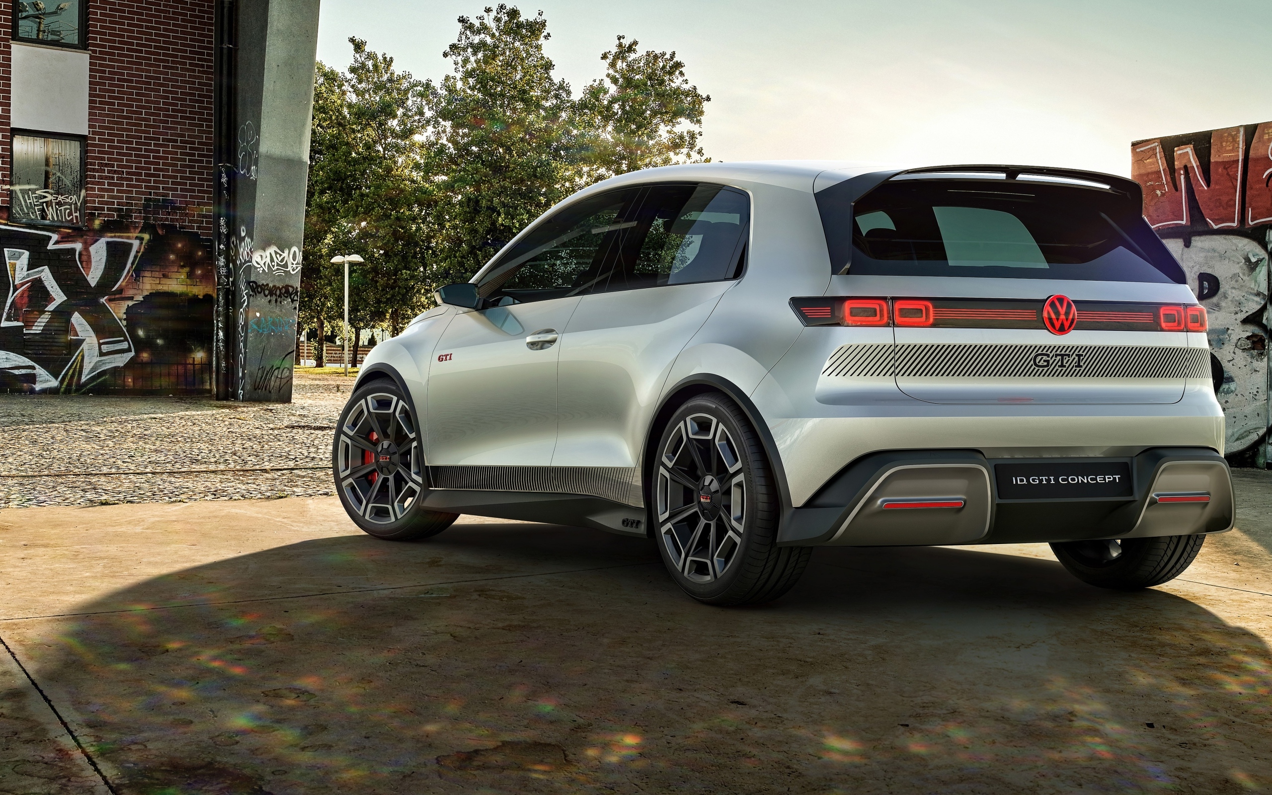 Автомобиль Volkswagen ID. GTI Concept 2023 года вид сзади