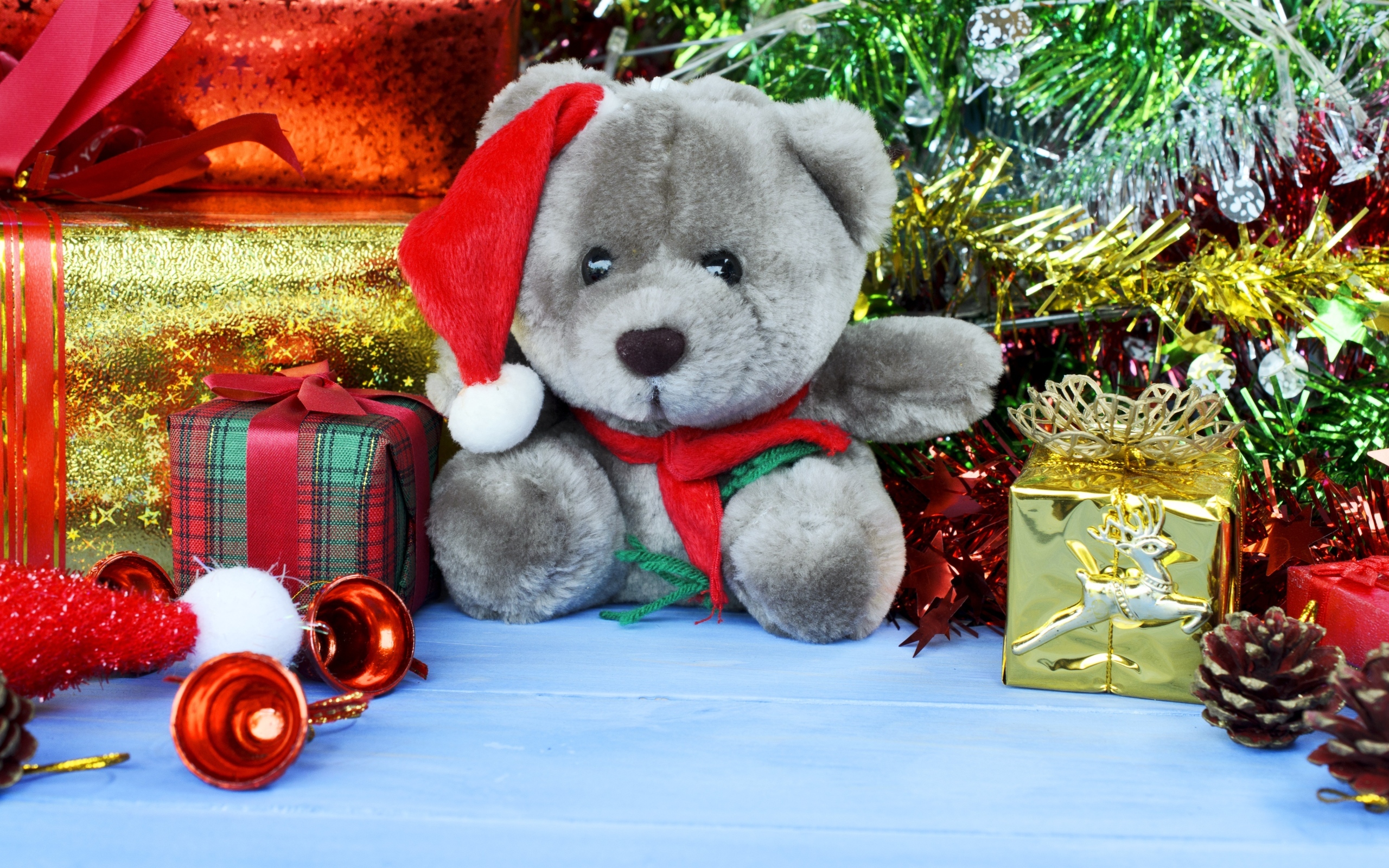 Игрушки и подарки под елью на Рождество